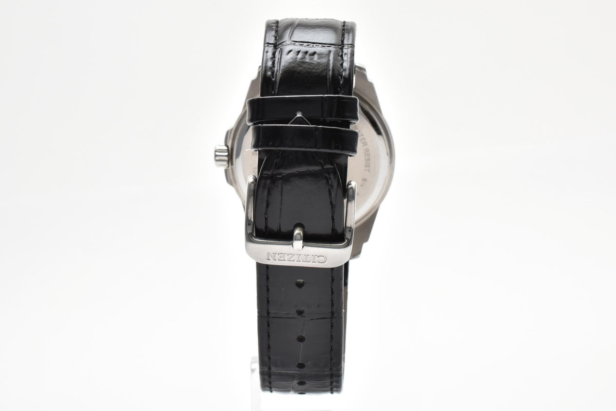 CITIZEN シチズン 1045-S081386 メンズ クォーツ スポーツ 腕時計 ブラック文字盤 スモールセコンド アラビア数字 ステンレス ブラック レザーストラップ 40.5mm 2000年代
