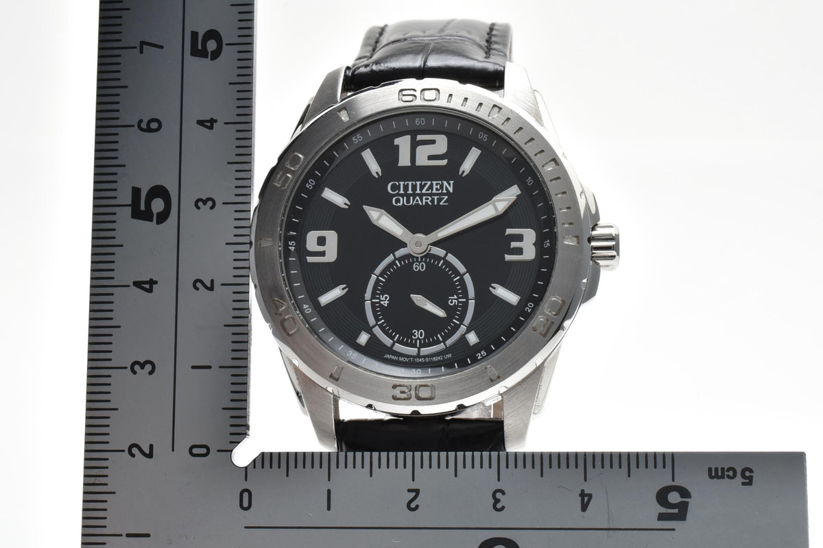 CITIZEN シチズン 1045-S081386 メンズ クォーツ スポーツ 腕時計 ブラック文字盤 スモールセコンド アラビア数字 ステンレス ブラック レザーストラップ 40.5mm 2000年代