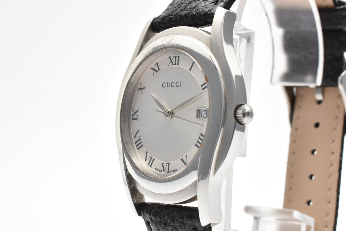 GUCCI グッチ 5500M メンズ クォーツ 腕時計 シルバー文字盤 ローマ数字 デイト 日付表示 ステンレス ブラック レザーストラップ 33.5mm 2000年代