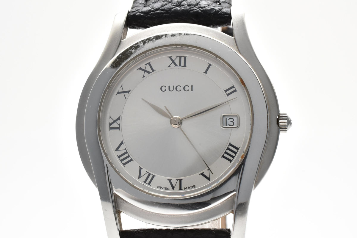 GUCCI グッチ 5500M メンズ クォーツ 腕時計 シルバー文字盤 ローマ数字 デイト 日付表示 ステンレス ブラック レザーストラップ 33.5mm 2000年代
