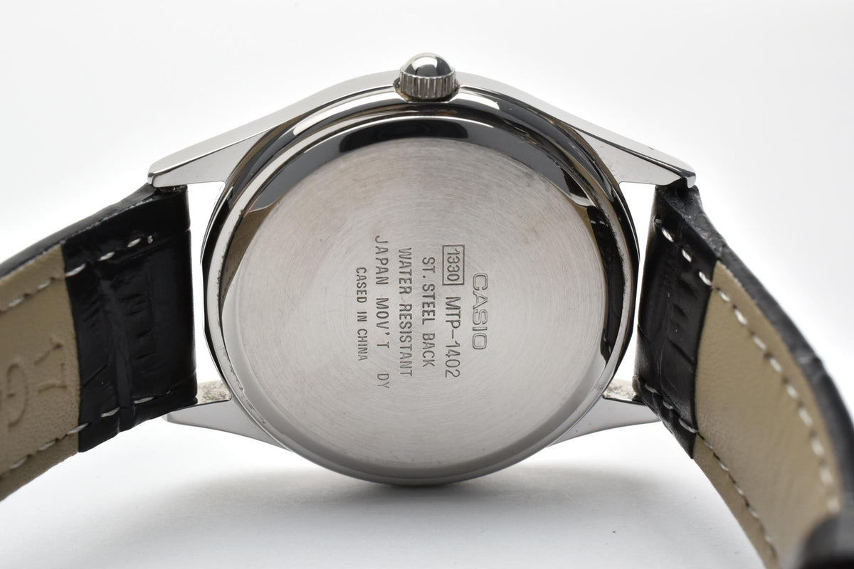 CASIO カシオ MTP-1402 メンズ クォーツ 腕時計 00s vintage Y2K ホワイト文字盤 アラビア数字 3針 ステンレスケース ブラック レザーストラップ 32mm 2000年代 ドレスウォッチ