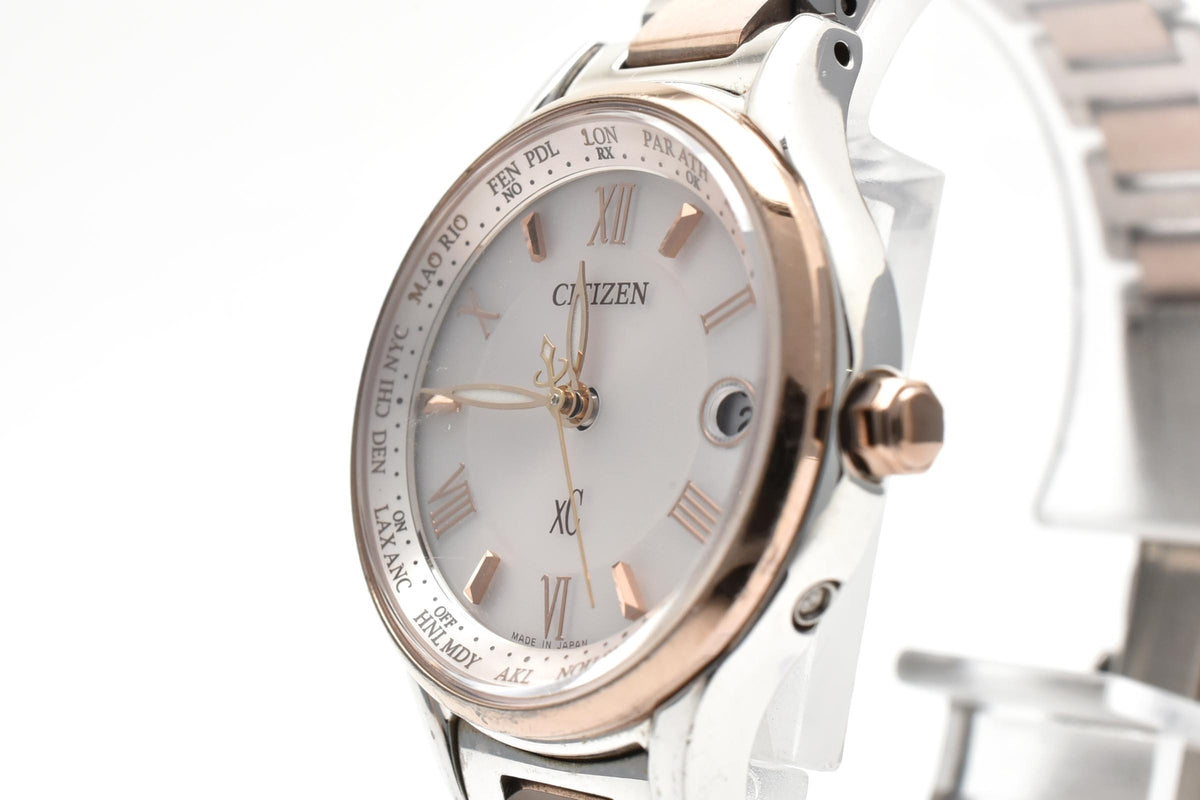 CITIZEN シチズン xC クロスシー H246-T024688 レディース ソーラー 電波 クォーツ 腕時計 ホワイト文字盤 ローマ数字 ステンレス コンビ ブレスレット 26.6mm 2010年代