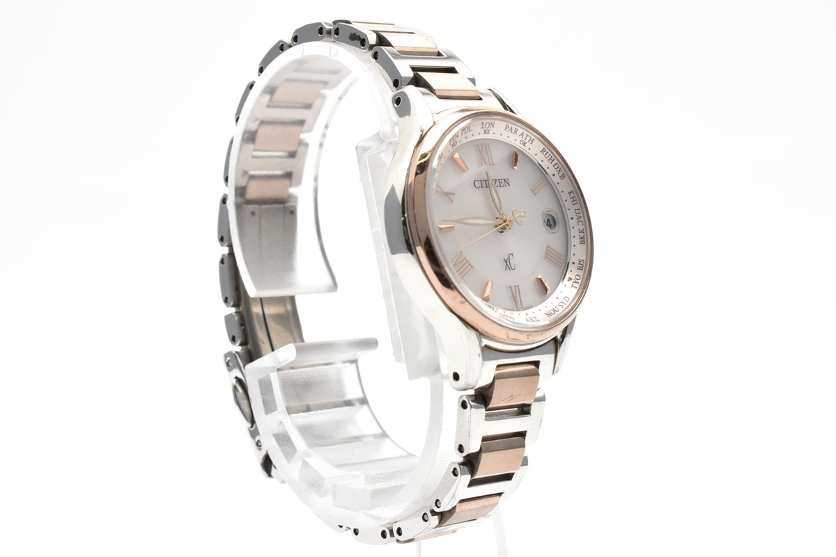 CITIZEN シチズン xC クロスシー H246-T024688 レディース ソーラー 電波 クォーツ 腕時計 ホワイト文字盤 ローマ数字 ステンレス コンビ ブレスレット 26.6mm 2010年代