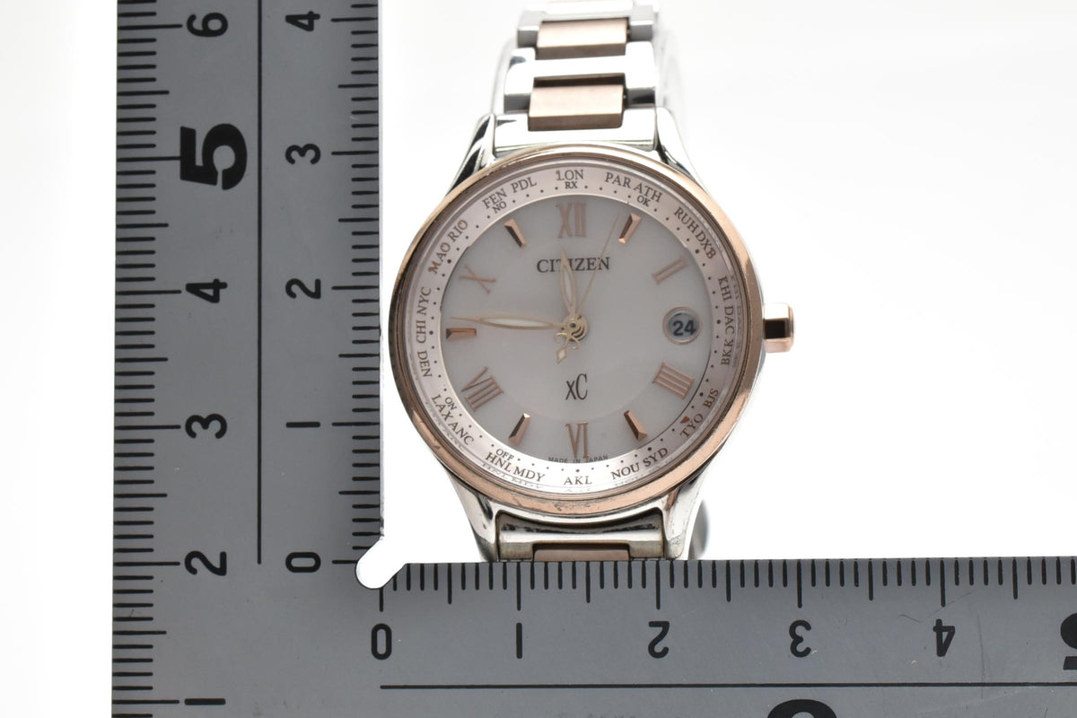 CITIZEN シチズン xC クロスシー H246-T024688 レディース ソーラー 電波 クォーツ 腕時計 ホワイト文字盤 ローマ数字 ステンレス コンビ ブレスレット 26.6mm 2010年代