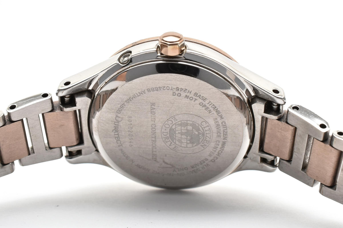 CITIZEN シチズン xC クロスシー H246-T024688 レディース ソーラー 電波 クォーツ 腕時計 ホワイト文字盤 ローマ数字 ステンレス コンビ ブレスレット 26.6mm 2010年代