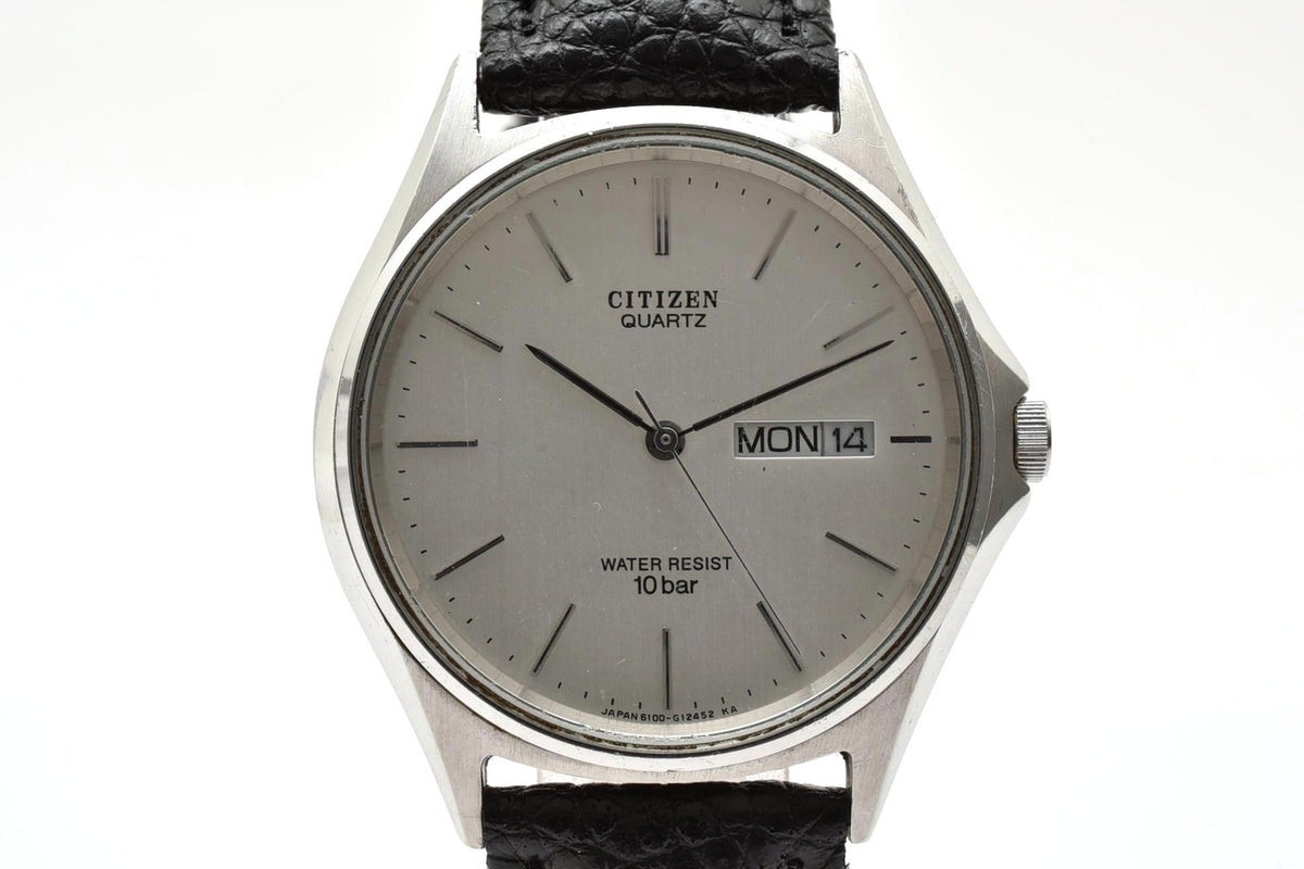 良品 CITIZEN シチズン 6100-G03665 クォーツ デイデイト 10気圧防水 シルバー文字盤 ステンレス 革ベルト メンズ 腕時計 稼働品