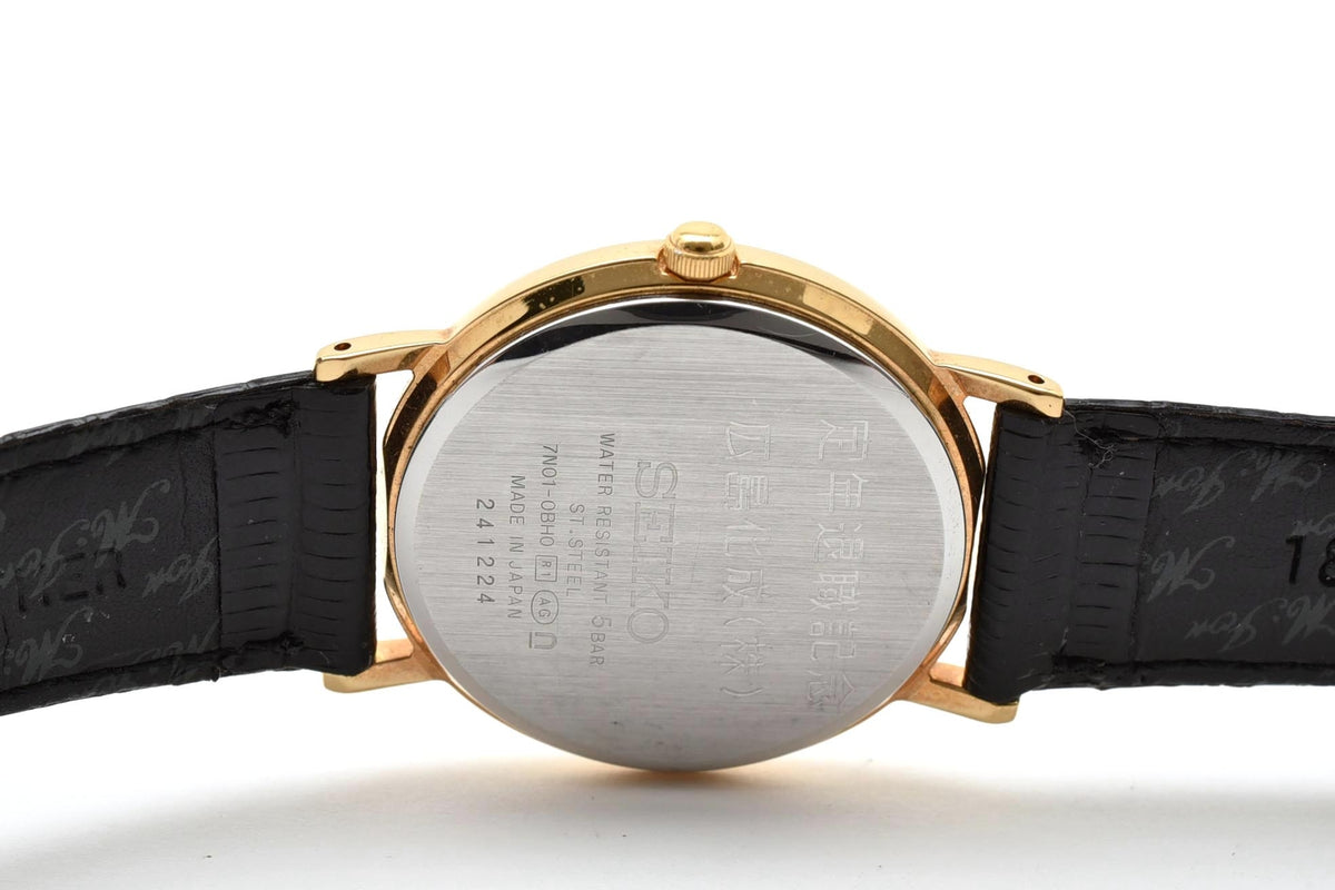 美品 SEIKO セイコー 7N01-0BH0 クォーツ 薄型 ゴールドカラー シャンパン文字盤 レザーベルト 記念刻印 1990年代 メンズ 腕時計 稼働品