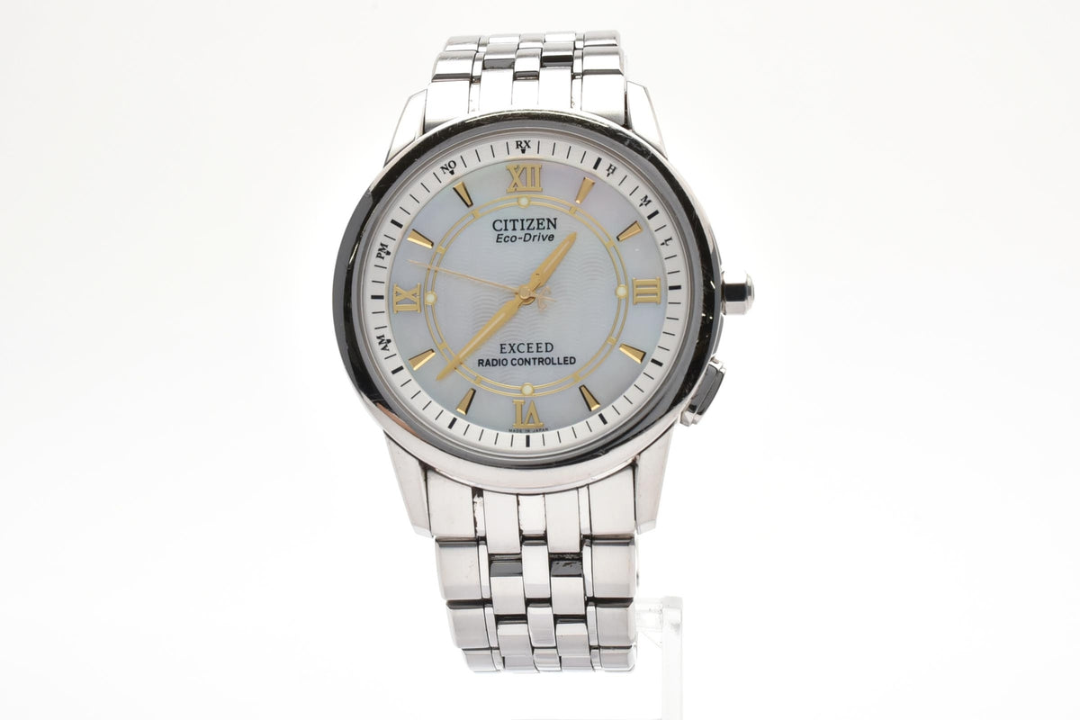 美品 CITIZEN シチズン エクシード H435-T008526 エコドライブ 電波ソーラー チタン デュラテクト ホワイト文字盤 デイト メンズ 腕時計 稼働品