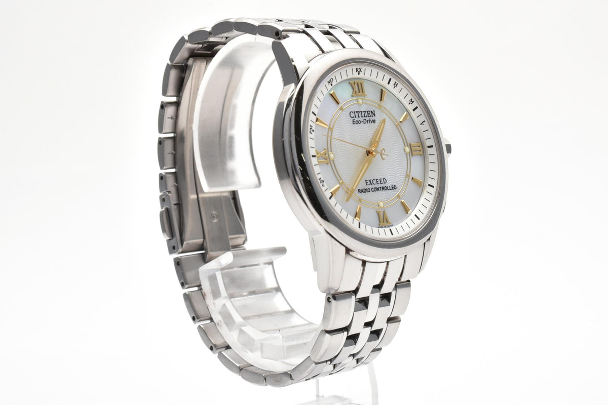 美品 CITIZEN シチズン エクシード H435-T008526 エコドライブ 電波ソーラー チタン デュラテクト ホワイト文字盤 デイト メンズ 腕時計 稼働品