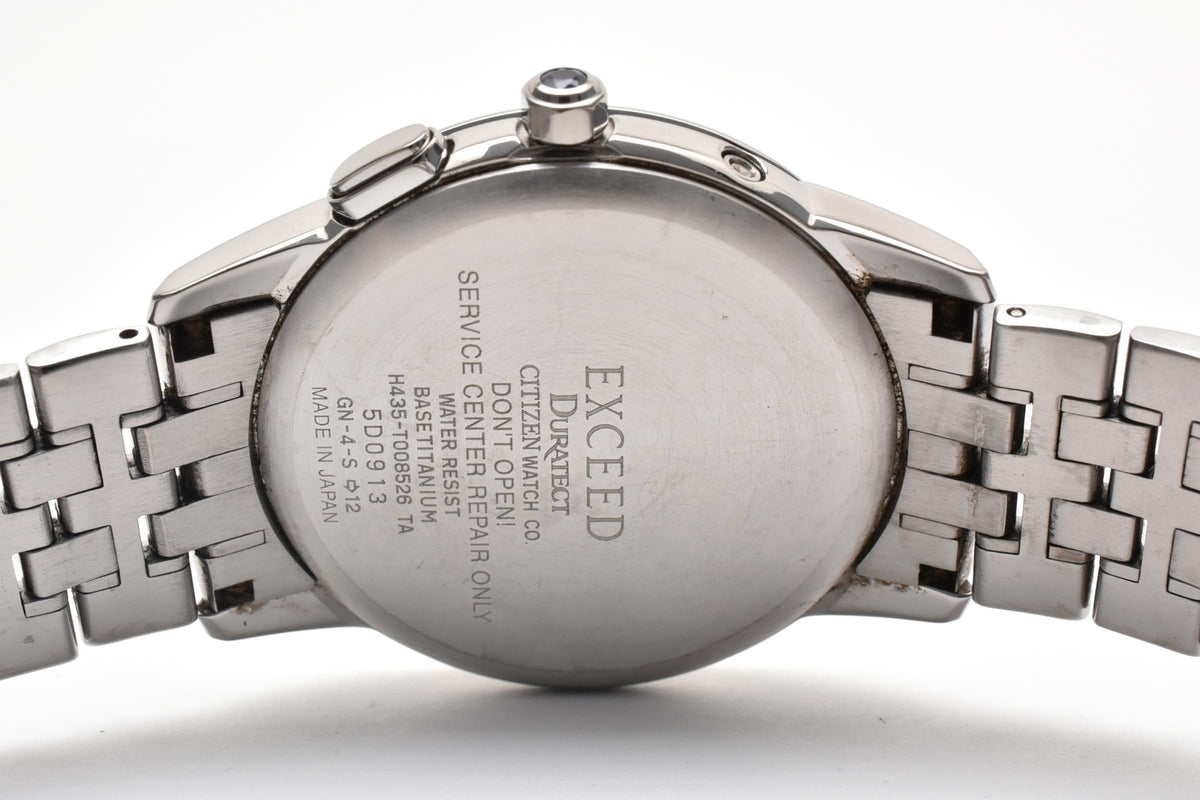 美品 CITIZEN シチズン エクシード H435-T008526 エコドライブ 電波ソーラー チタン デュラテクト ホワイト文字盤 デイト メンズ 腕時計 稼働品