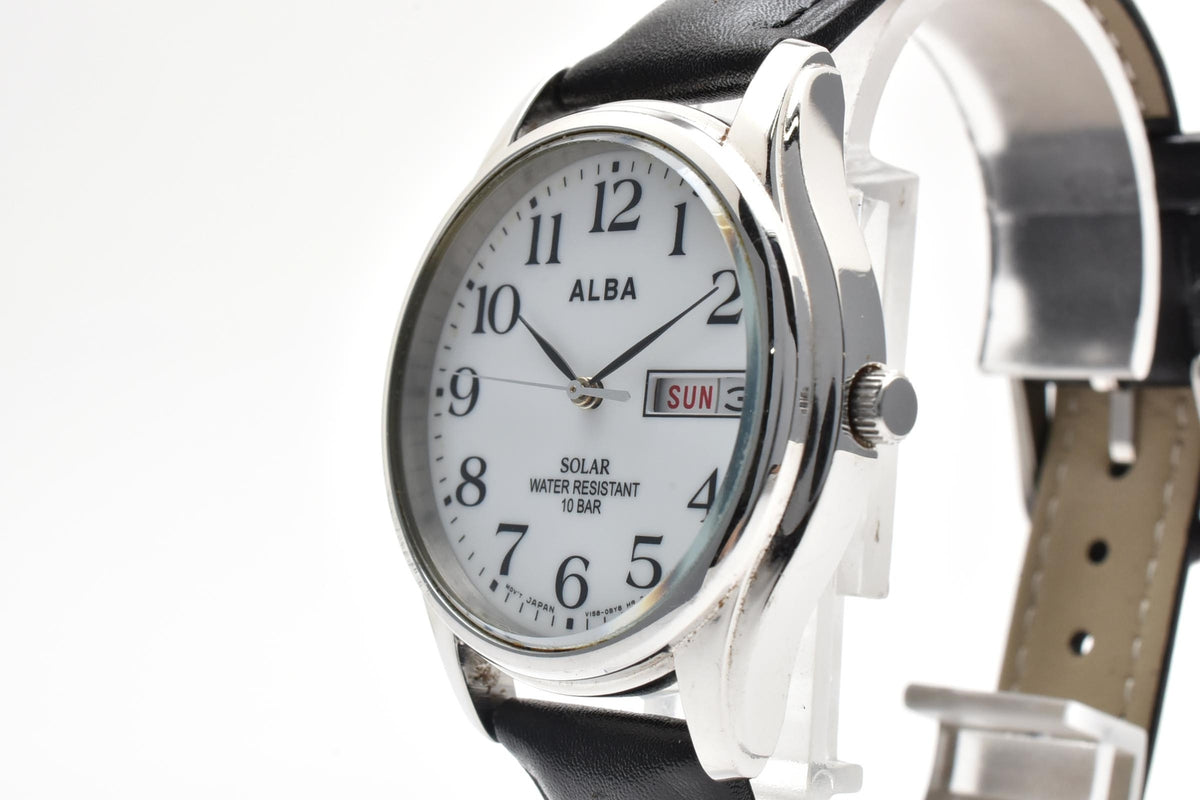 良品 SEIKO ALBA セイコー アルバ V158-0AX0 ソーラー デイデイト ホワイト文字盤 アラビア数字 レザーベルト 10気圧防水 メンズ 腕時計 稼働品