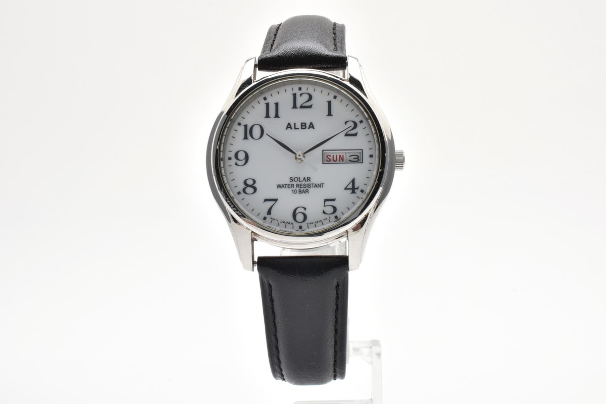 良品 SEIKO ALBA セイコー アルバ V158-0AX0 ソーラー デイデイト ホワイト文字盤 アラビア数字 レザーベルト 10気圧防水 メンズ 腕時計 稼働品