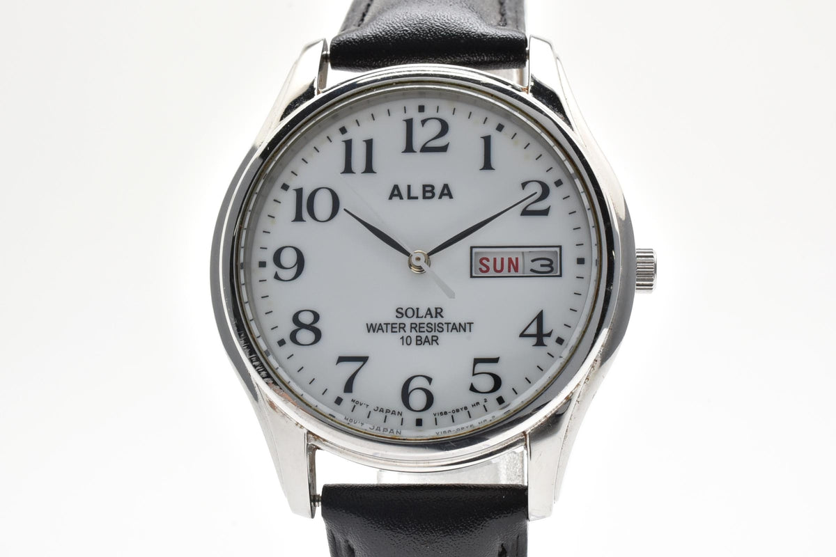良品 SEIKO ALBA セイコー アルバ V158-0AX0 ソーラー デイデイト ホワイト文字盤 アラビア数字 レザーベルト 10気圧防水 メンズ 腕時計 稼働品