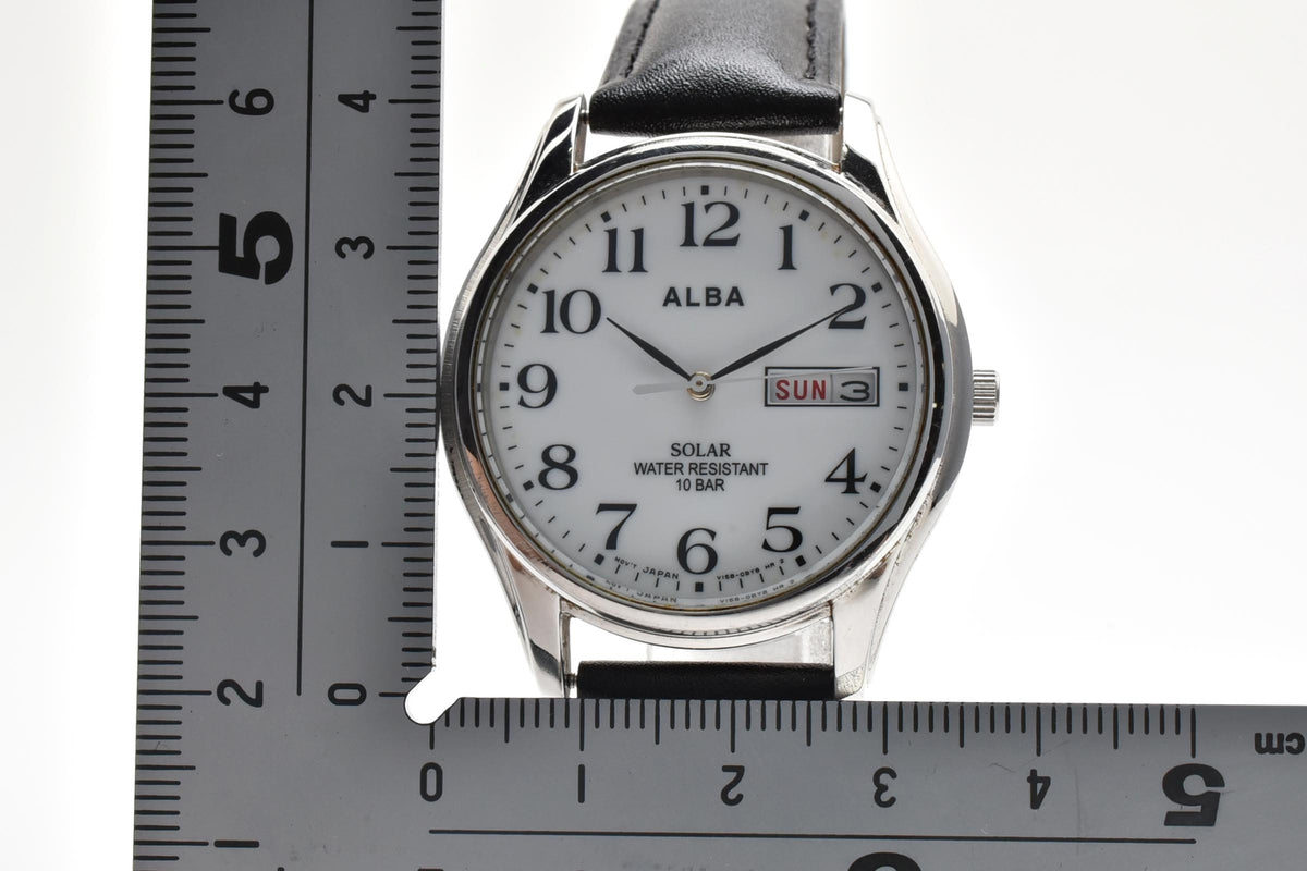 良品 SEIKO ALBA セイコー アルバ V158-0AX0 ソーラー デイデイト ホワイト文字盤 アラビア数字 レザーベルト 10気圧防水 メンズ 腕時計 稼働品