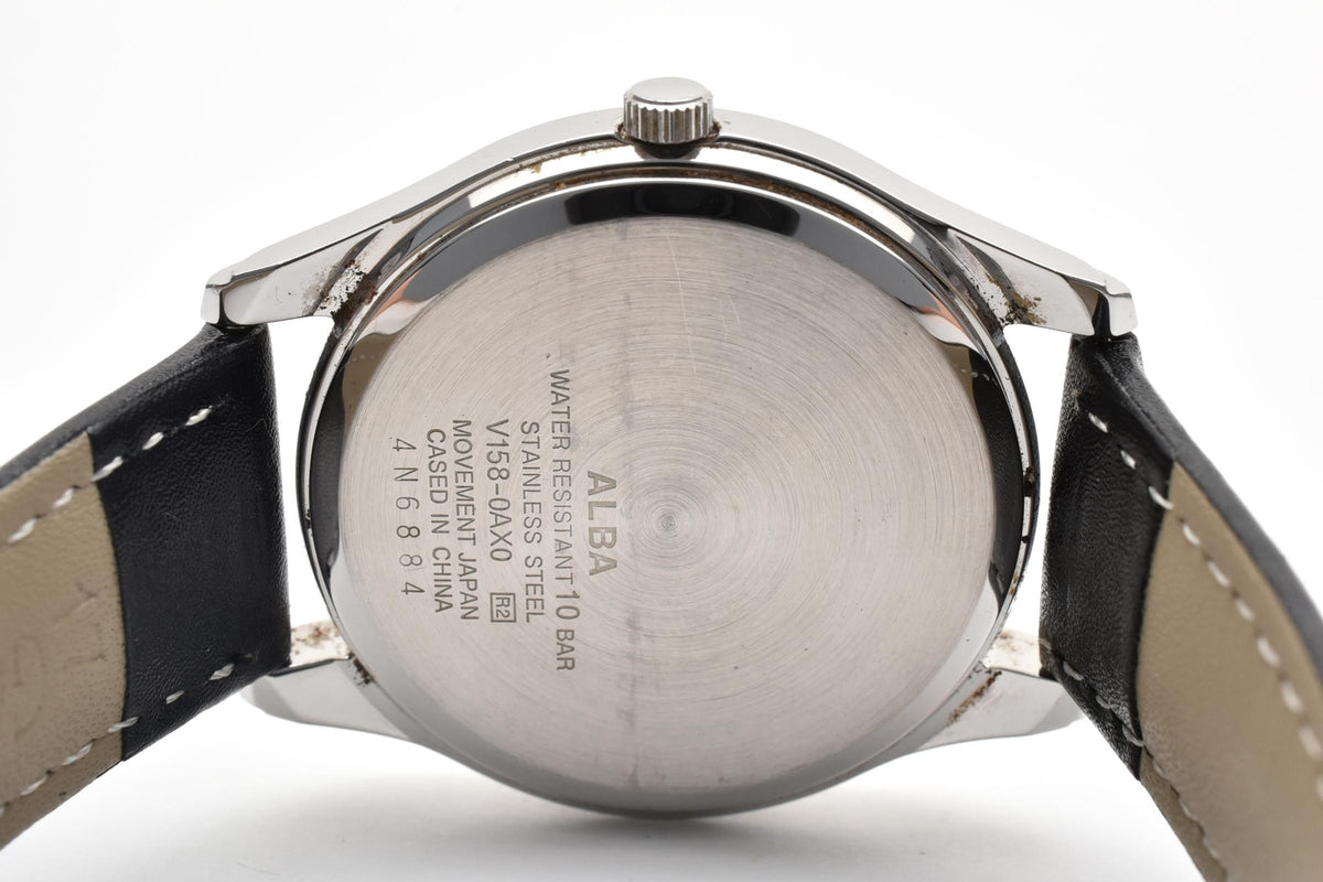 良品 SEIKO ALBA セイコー アルバ V158-0AX0 ソーラー デイデイト ホワイト文字盤 アラビア数字 レザーベルト 10気圧防水 メンズ 腕時計 稼働品