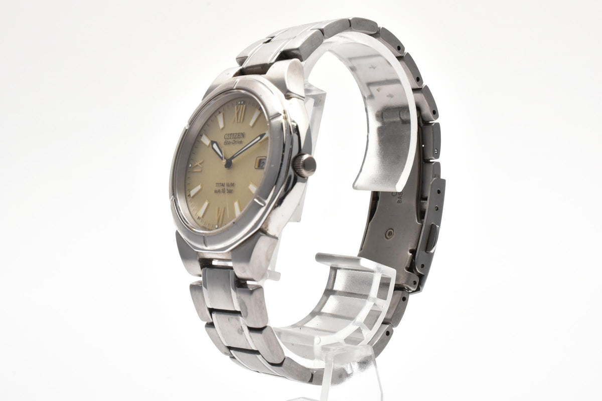 美品 CITIZEN シチズン エコドライブ E111-5036135 ソーラー デイト チタン シャンパン文字盤 10気圧防水 メンズ 腕時計 稼働品