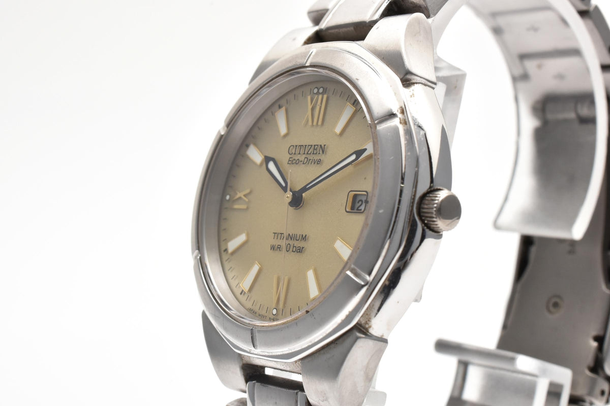 美品 CITIZEN シチズン エコドライブ E111-5036135 ソーラー デイト チタン シャンパン文字盤 10気圧防水 メンズ 腕時計 稼働品