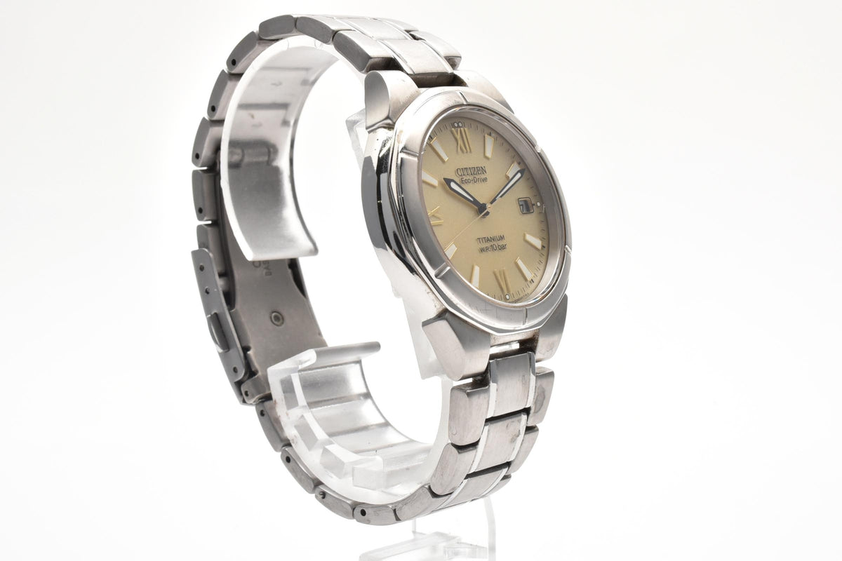 美品 CITIZEN シチズン エコドライブ E111-5036135 ソーラー デイト チタン シャンパン文字盤 10気圧防水 メンズ 腕時計 稼働品