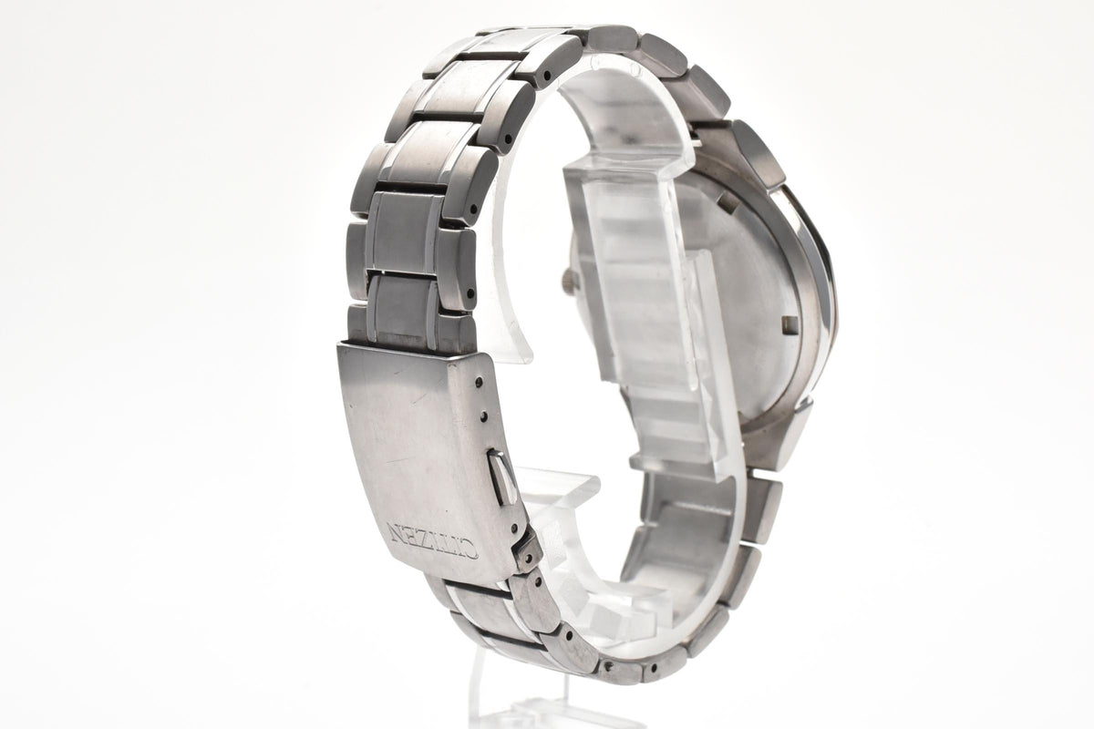 美品 CITIZEN シチズン エコドライブ E111-5036135 ソーラー デイト チタン シャンパン文字盤 10気圧防水 メンズ 腕時計 稼働品