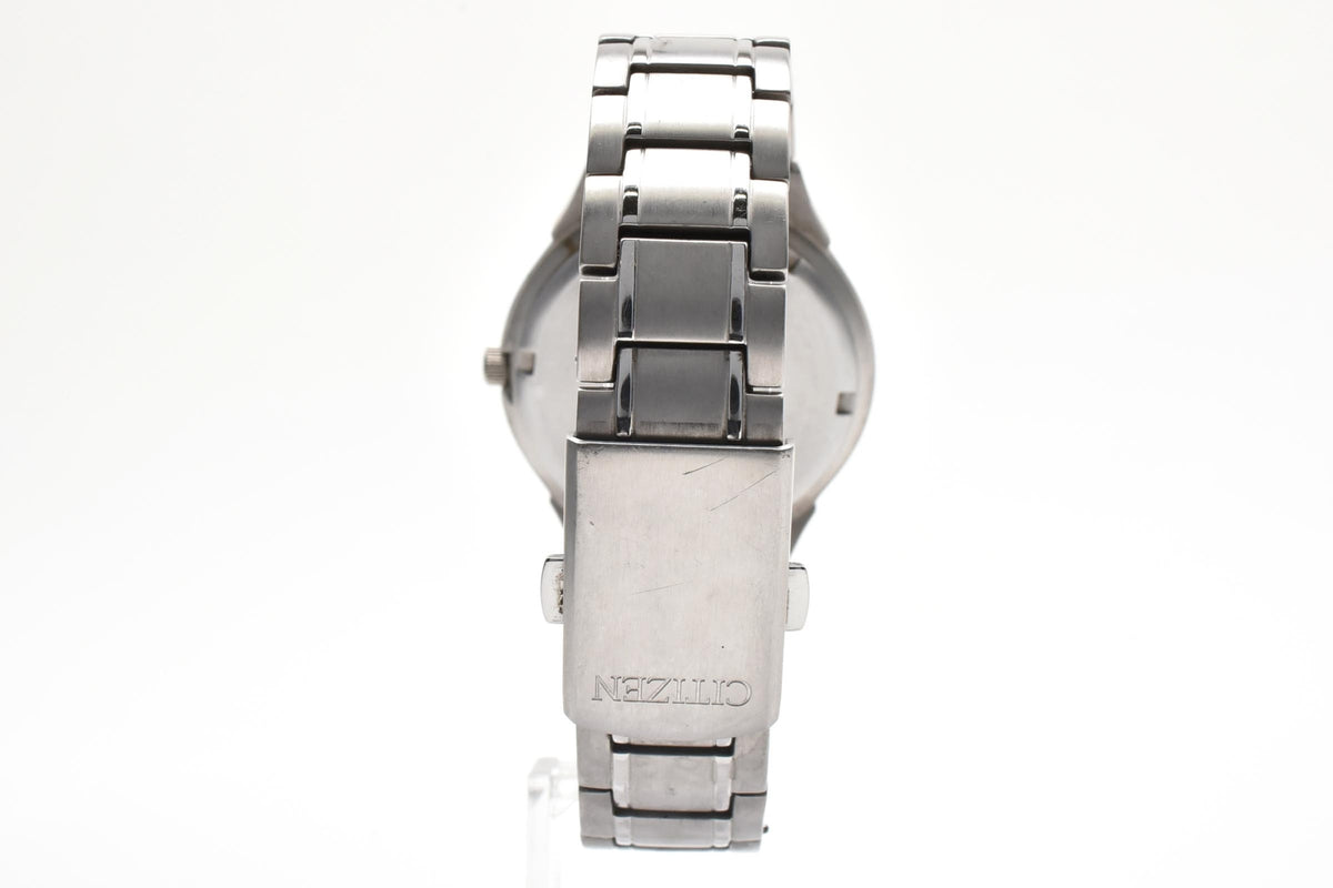 美品 CITIZEN シチズン エコドライブ E111-5036135 ソーラー デイト チタン シャンパン文字盤 10気圧防水 メンズ 腕時計 稼働品