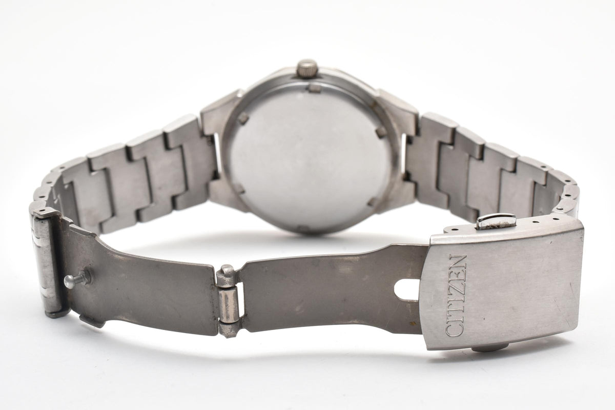 美品 CITIZEN シチズン エコドライブ E111-5036135 ソーラー デイト チタン シャンパン文字盤 10気圧防水 メンズ 腕時計 稼働品