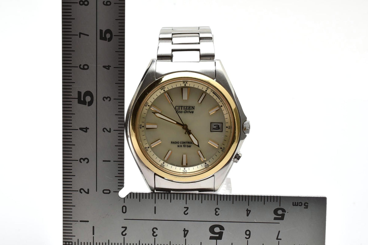 美品 CITIZEN シチズン エコドライブ 電波 H415-S038294 ソーラー デイト ステンレス ゴールドベゼル コンビ アイボリー文字盤 10気圧防水 メンズ 腕時計 稼働品