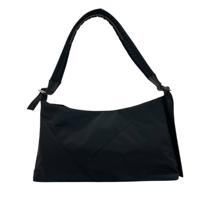 Salvatore Ferragamo サルヴァトーレ フェラガモ ワンショルダーバッグ ナイロン レザー ブラック Vara風 シルバー金具 肩掛け レディース 通勤 普段使い c1