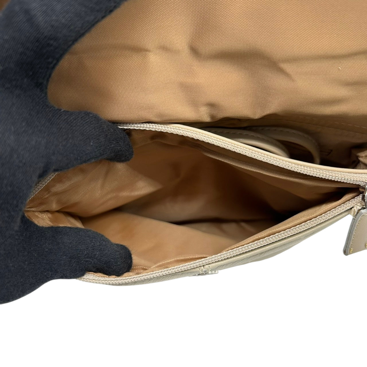 【美品】ヴィンチェンツォ ヴァレンティノ VINCENZO VALENTINO ハンドバッグ ショルダーバッグ 2WAY 斜め掛け可 レザー 本革 ベージュ グレージュ イタリア製 レディース フォーマル エレガント クラシック s93