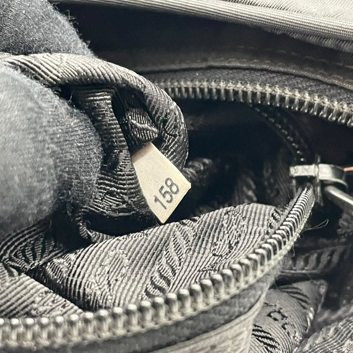 PRADA プラダ ナイロン レザー ショルダーバッグ トライアングルロゴ ブラック シルバー金具 斜め掛け クロスボディ レディース K12