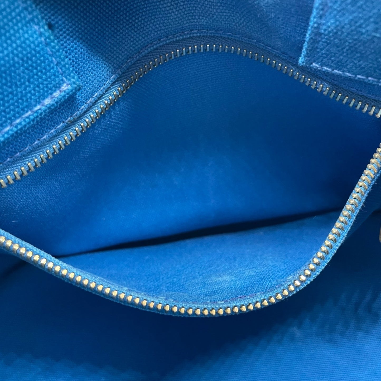 プラダ PRADA カナパ CANAPA トートバッグ ハンドバッグ キャンバス ライトブルー 青 アズーロ AZZURRO ゴールド 金具 三角ロゴ トライアングルロゴ A4収納可 マザーズバッグ 大容量 カジュアル デイリー 通勤 通学 レディース E