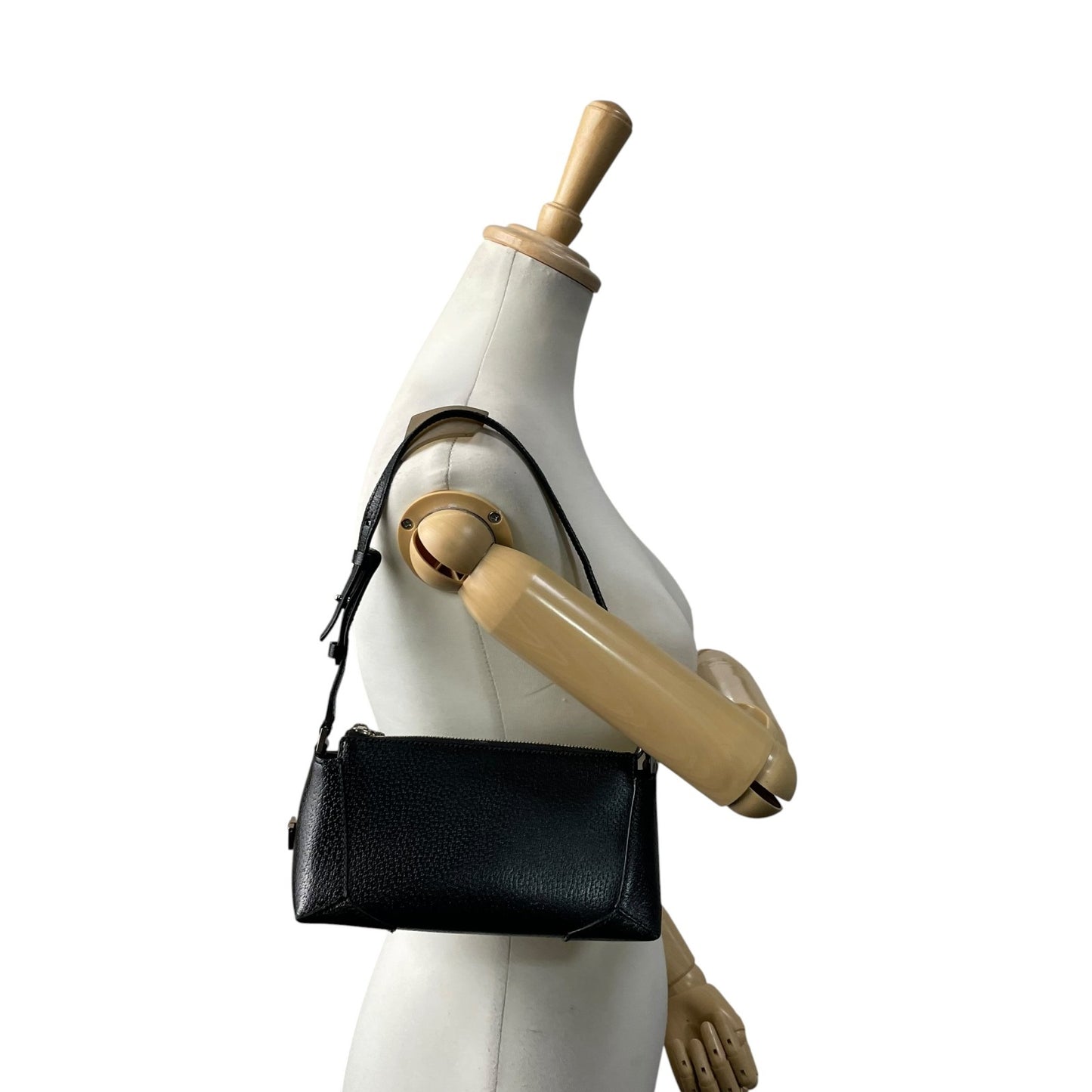 【良品】 サルヴァトーレ フェラガモ Salvatore Ferragamo アクセサリーポーチ ミニハンドバッグ レザー 本革 ブラック 黒 シルバー金具 ガンチーニ 自立可 エレガント 上品 鞄 お出かけ パーティー レディース 定番 人気 S93