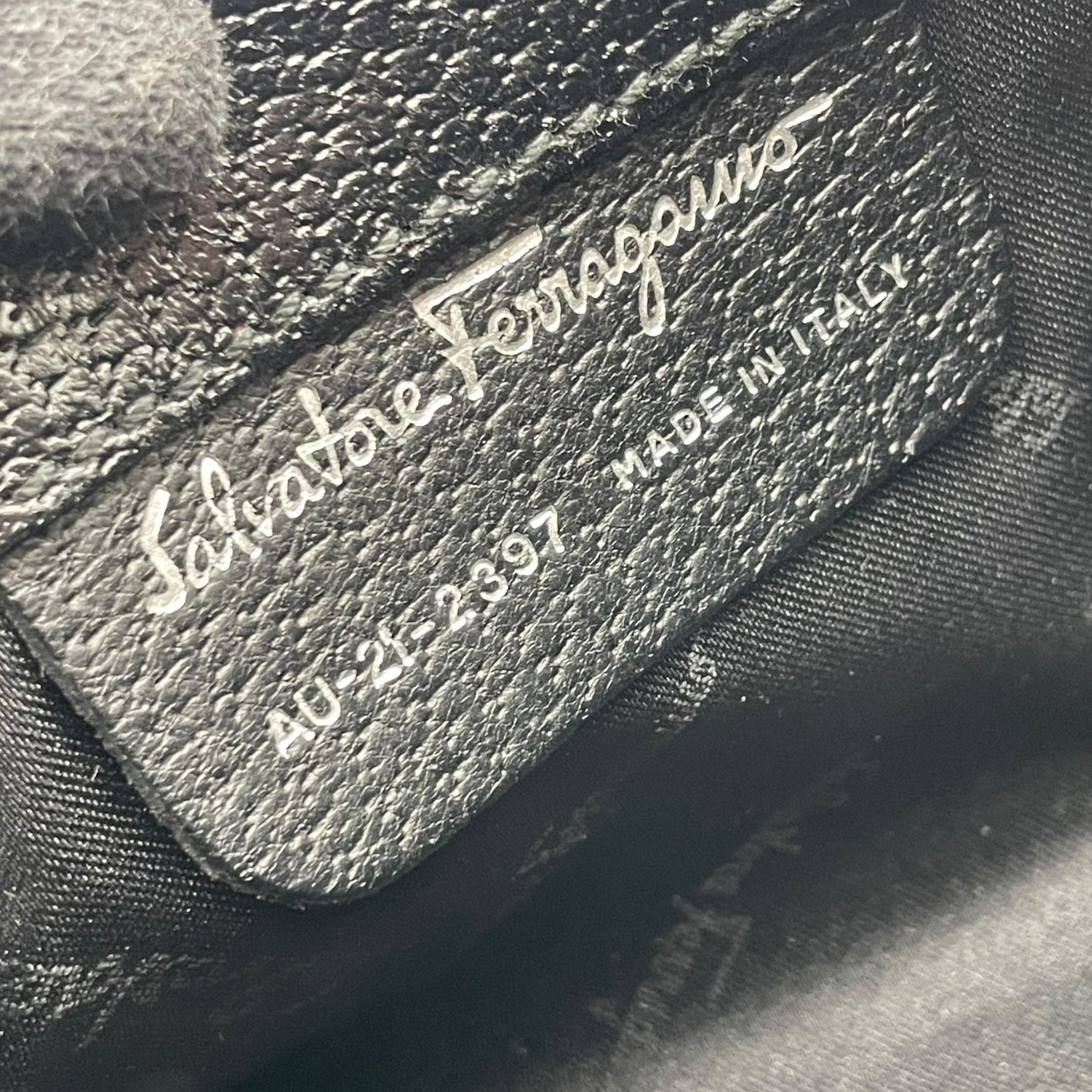 【良品】 サルヴァトーレ フェラガモ Salvatore Ferragamo アクセサリーポーチ ミニハンドバッグ レザー 本革 ブラック 黒 シルバー金具 ガンチーニ 自立可 エレガント 上品 鞄 お出かけ パーティー レディース 定番 人気 S93