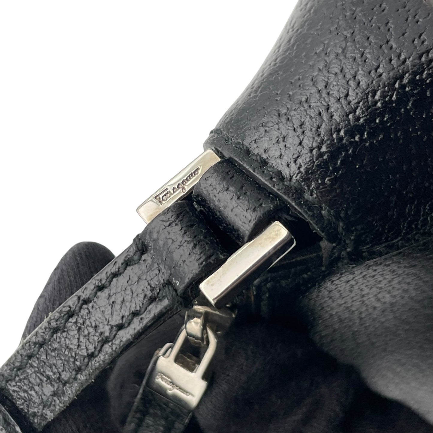 【良品】 サルヴァトーレ フェラガモ Salvatore Ferragamo アクセサリーポーチ ミニハンドバッグ レザー 本革 ブラック 黒 シルバー金具 ガンチーニ 自立可 エレガント 上品 鞄 お出かけ パーティー レディース 定番 人気 S93