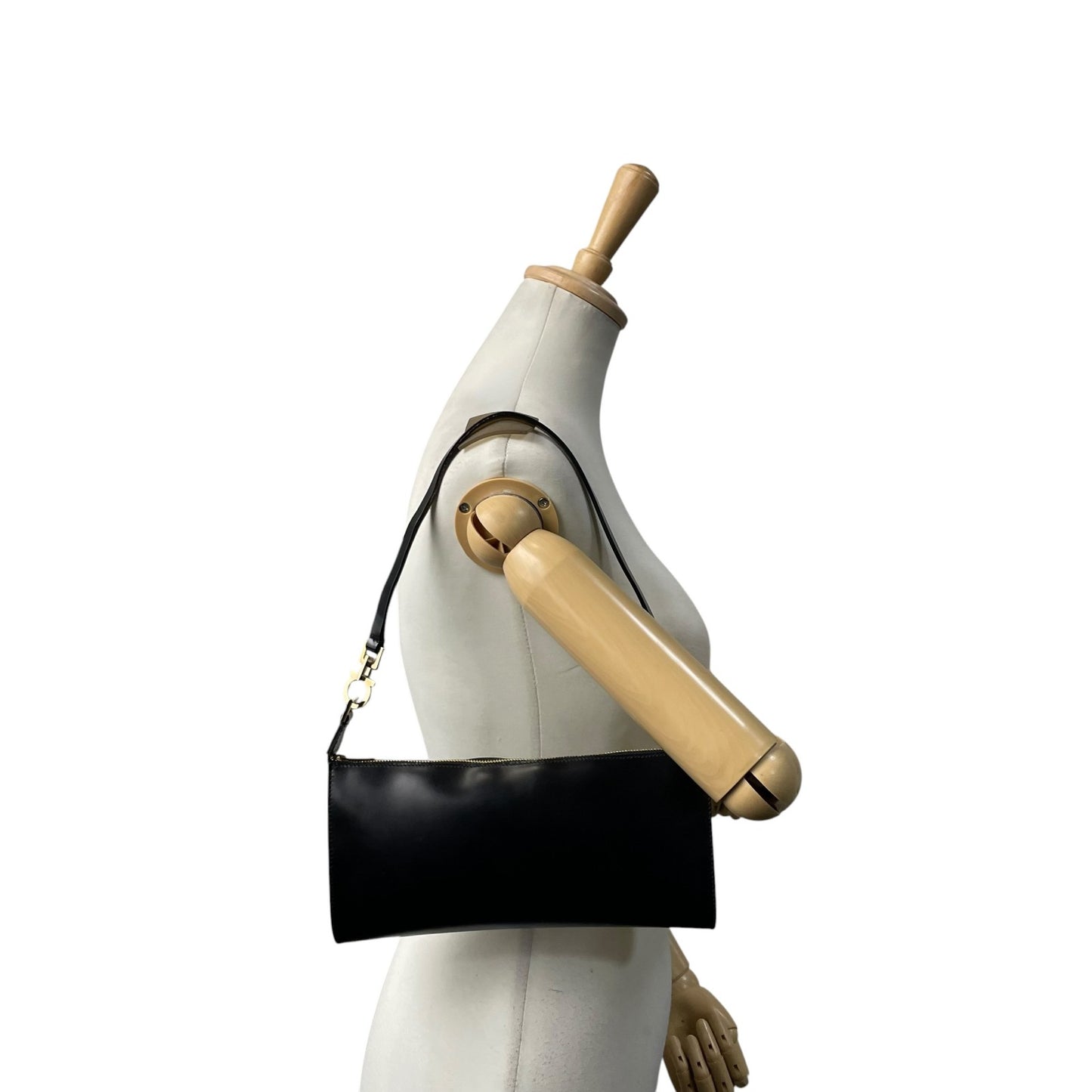 【良品】 サルヴァトーレ フェラガモ Salvatore Ferragamo アクセサリーポーチ ミニバッグ レザー ブラック 黒 ゴールド金具 ガンチーニ エレガント クラシック 上品 鞄 パーティー レディース 定番 人気 S93
