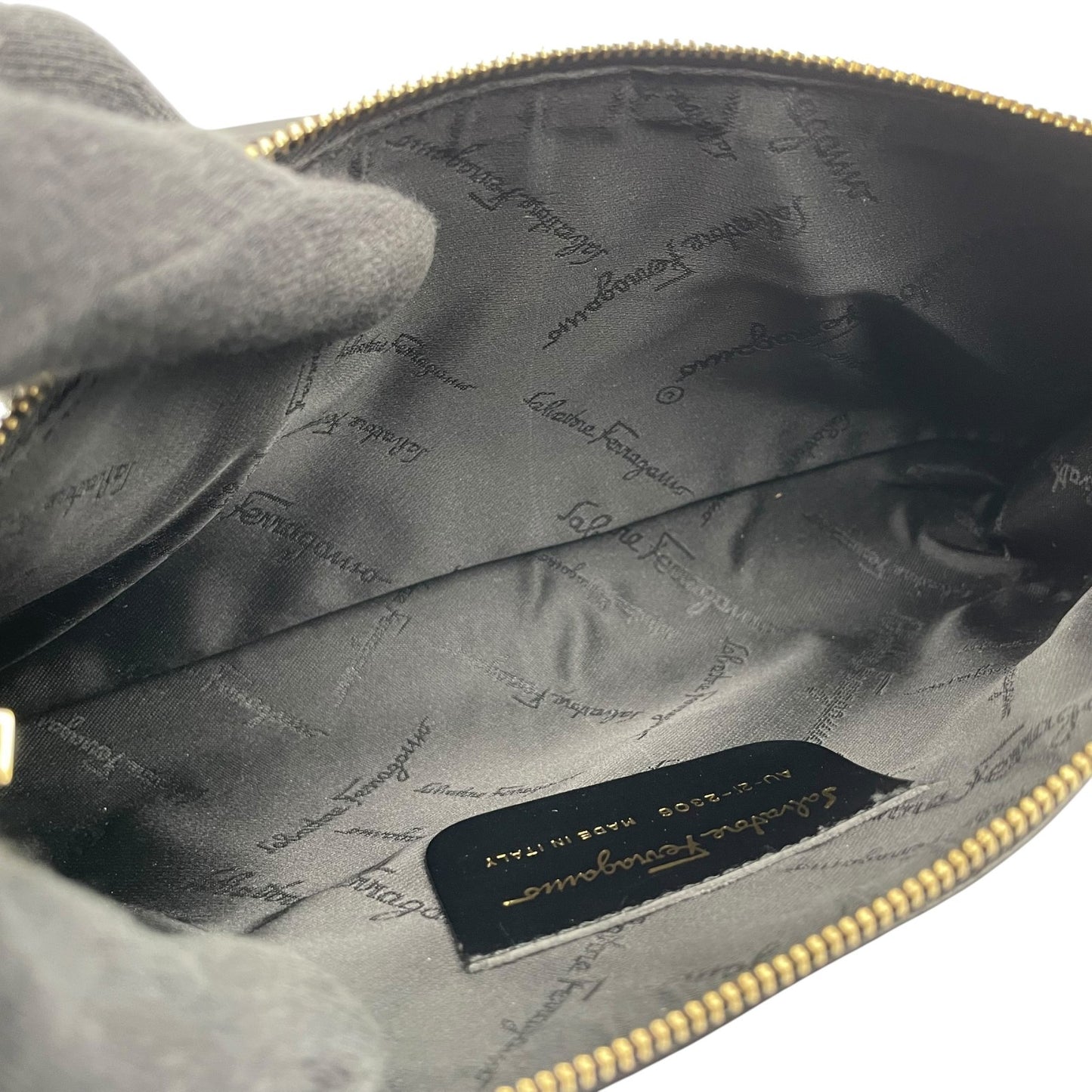 【良品】 サルヴァトーレ フェラガモ Salvatore Ferragamo アクセサリーポーチ ミニバッグ レザー ブラック 黒 ゴールド金具 ガンチーニ エレガント クラシック 上品 鞄 パーティー レディース 定番 人気 S93