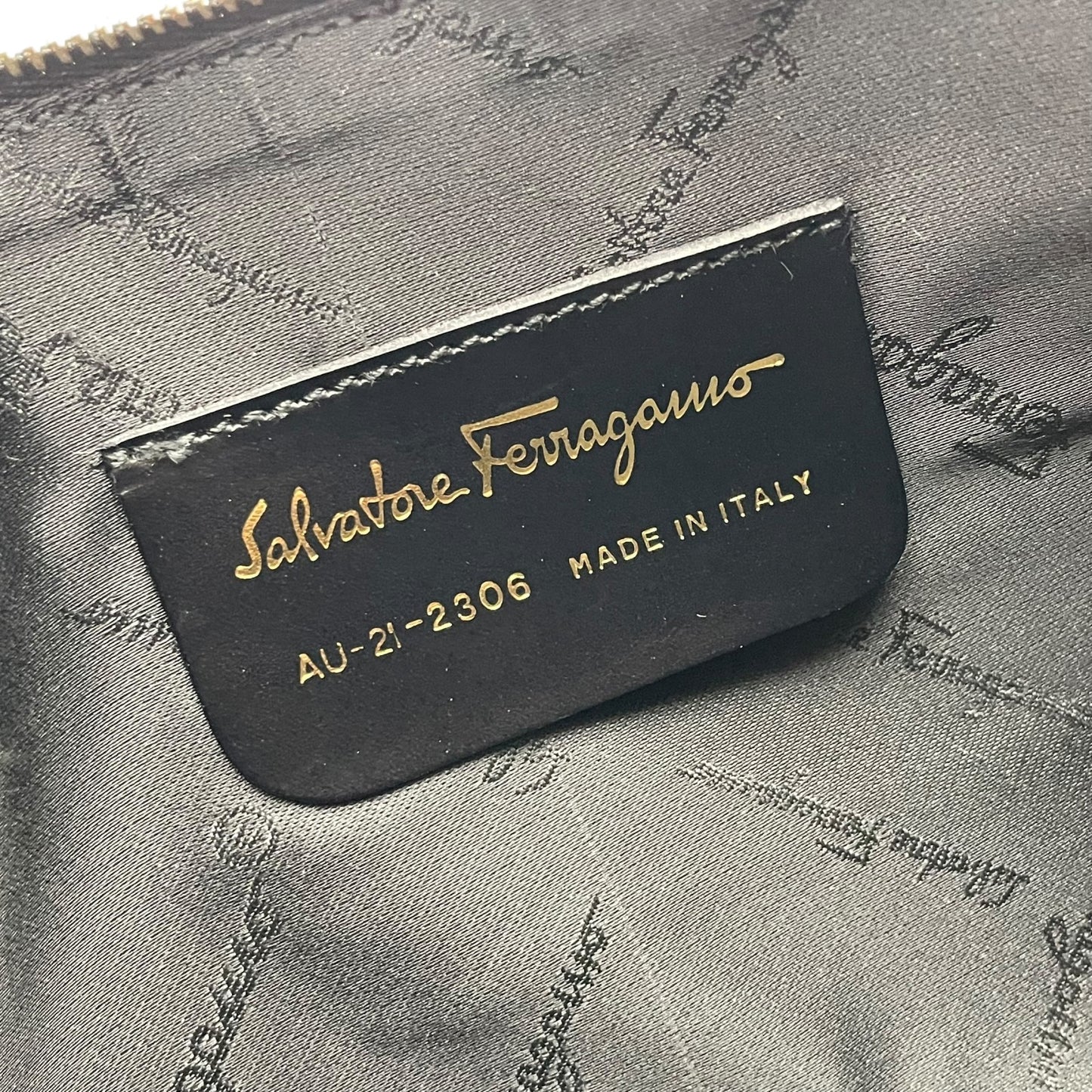 【良品】 サルヴァトーレ フェラガモ Salvatore Ferragamo アクセサリーポーチ ミニバッグ レザー ブラック 黒 ゴールド金具 ガンチーニ エレガント クラシック 上品 鞄 パーティー レディース 定番 人気 S93