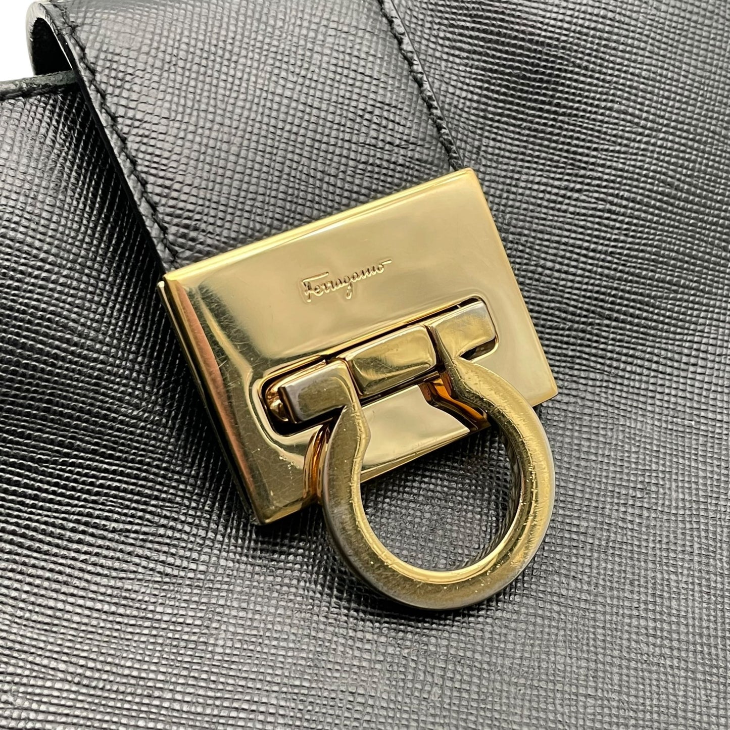 Salvatore Ferragamo フェラガモ ガンチーニ レザー ワンショルダーバッグ ブラック ゴールド金具 肩掛け ハンドバッグ イタリア製 レディース U8