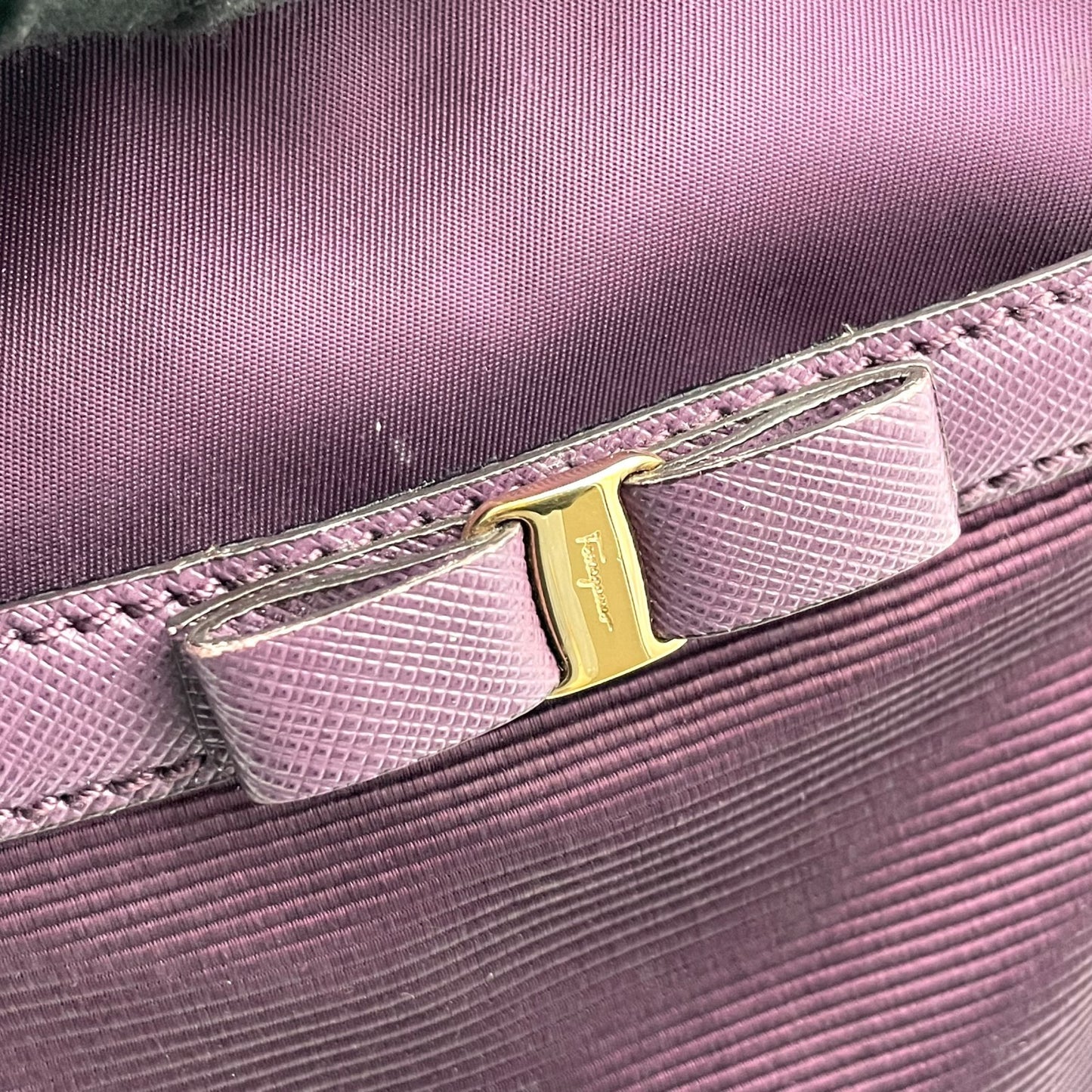 Salvatore Ferragamo フェラガモ ヴァラリボン ミニショルダーバッグ ナイロン レザー 紫 パープル ゴールド金具 斜め掛け ポシェット イタリア製 レディース U8