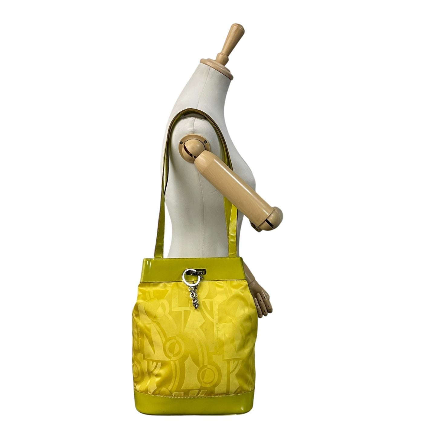 【美品】 サルヴァトーレ フェラガモ Salvatore Ferragamo トートバッグ ナイロン パテントレザー エナメル イエロー 黄色 総柄 ガンチーニ 金具 大容量 軽量 A4収納 エレガント 上品 カジュアル 鞄 お出かけ レディース 定番 C8