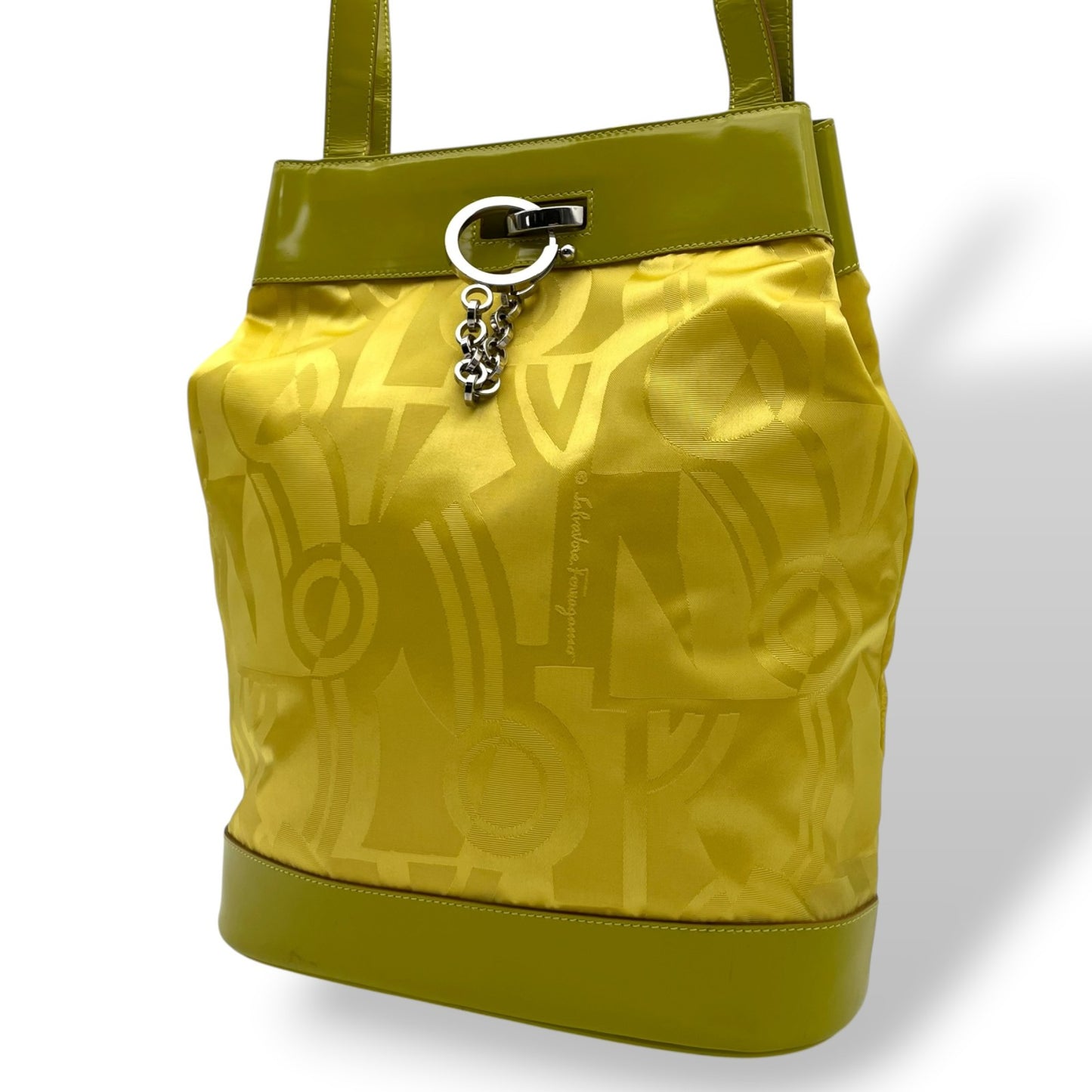 【美品】 サルヴァトーレ フェラガモ Salvatore Ferragamo トートバッグ ナイロン パテントレザー エナメル イエロー 黄色 総柄 ガンチーニ 金具 大容量 軽量 A4収納 エレガント 上品 カジュアル 鞄 お出かけ レディース 定番 C8