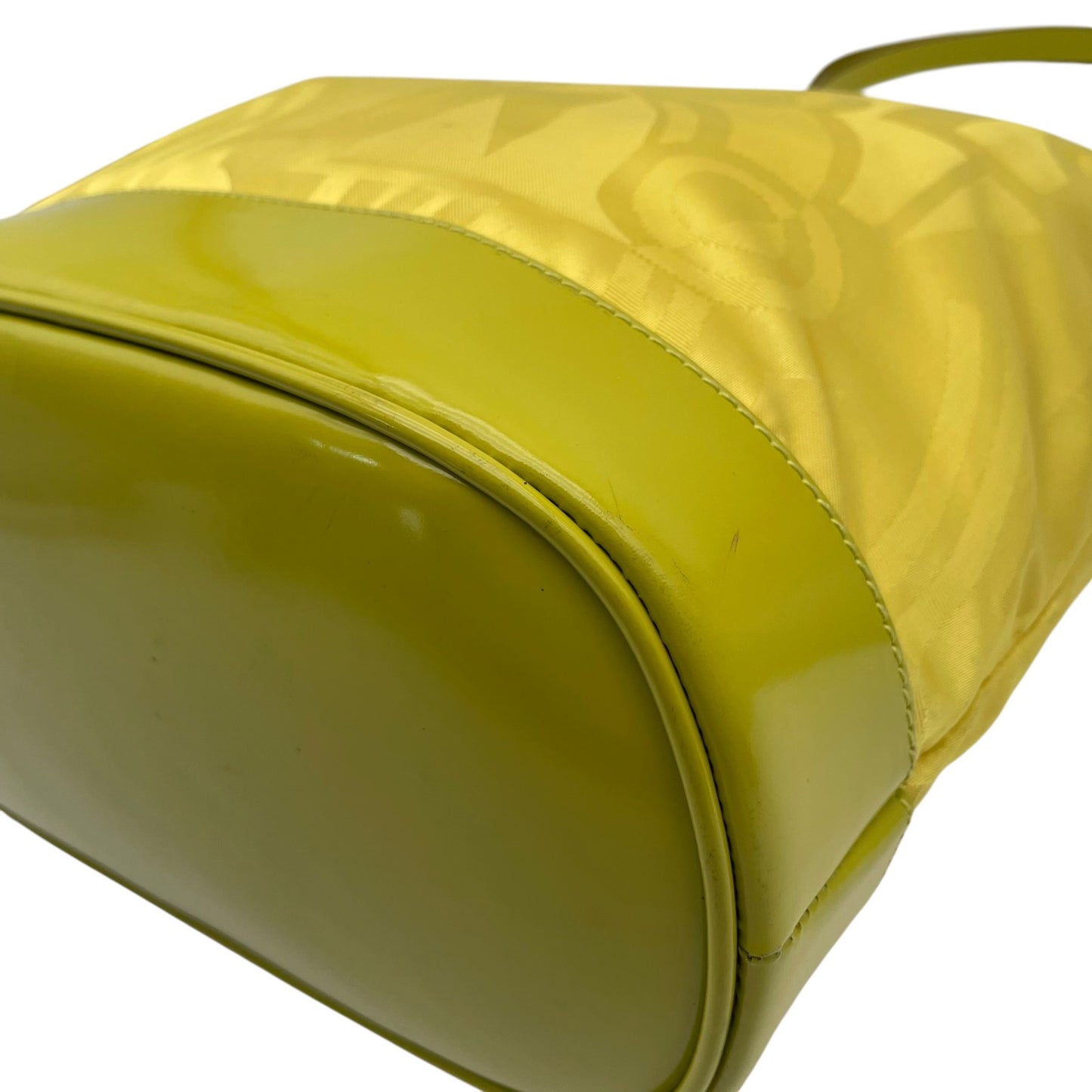 【美品】 サルヴァトーレ フェラガモ Salvatore Ferragamo トートバッグ ナイロン パテントレザー エナメル イエロー 黄色 総柄 ガンチーニ 金具 大容量 軽量 A4収納 エレガント 上品 カジュアル 鞄 お出かけ レディース 定番 C8
