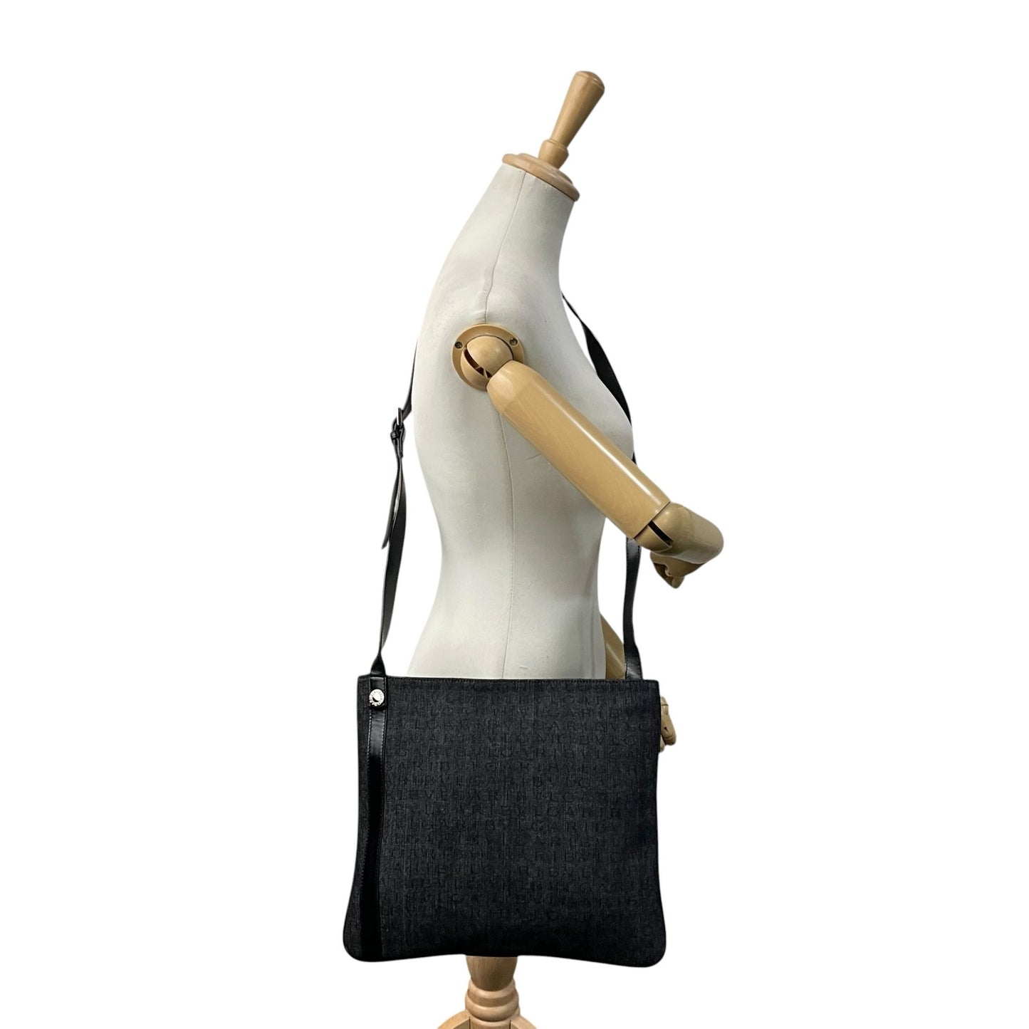 【美品】 ブルガリ BVLGARI ショルダーバッグ クロスボディ 斜め掛け キャンバス パテントレザー ロゴマニア ネイビー ブラック 黒 シルバー金具 エレガント 上品 カジュアル 鞄 デイリー レディース メンズ ユニセックス 定番 人気 U12
