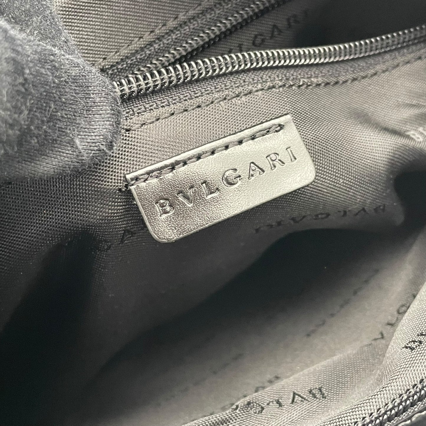 【美品】 ブルガリ BVLGARI ショルダーバッグ クロスボディ 斜め掛け キャンバス パテントレザー ロゴマニア ネイビー ブラック 黒 シルバー金具 エレガント 上品 カジュアル 鞄 デイリー レディース メンズ ユニセックス 定番 人気 U12