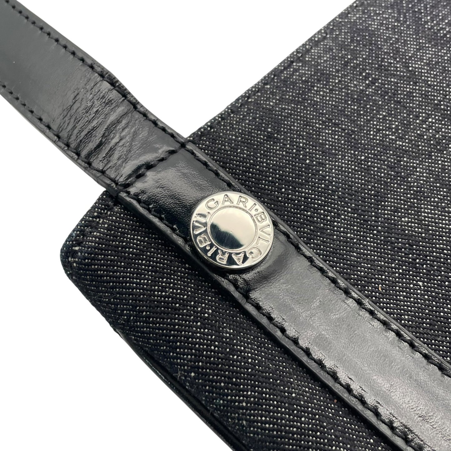 【美品】 ブルガリ BVLGARI ショルダーバッグ クロスボディ 斜め掛け キャンバス パテントレザー ロゴマニア ネイビー ブラック 黒 シルバー金具 エレガント 上品 カジュアル 鞄 デイリー レディース メンズ ユニセックス 定番 人気 U12