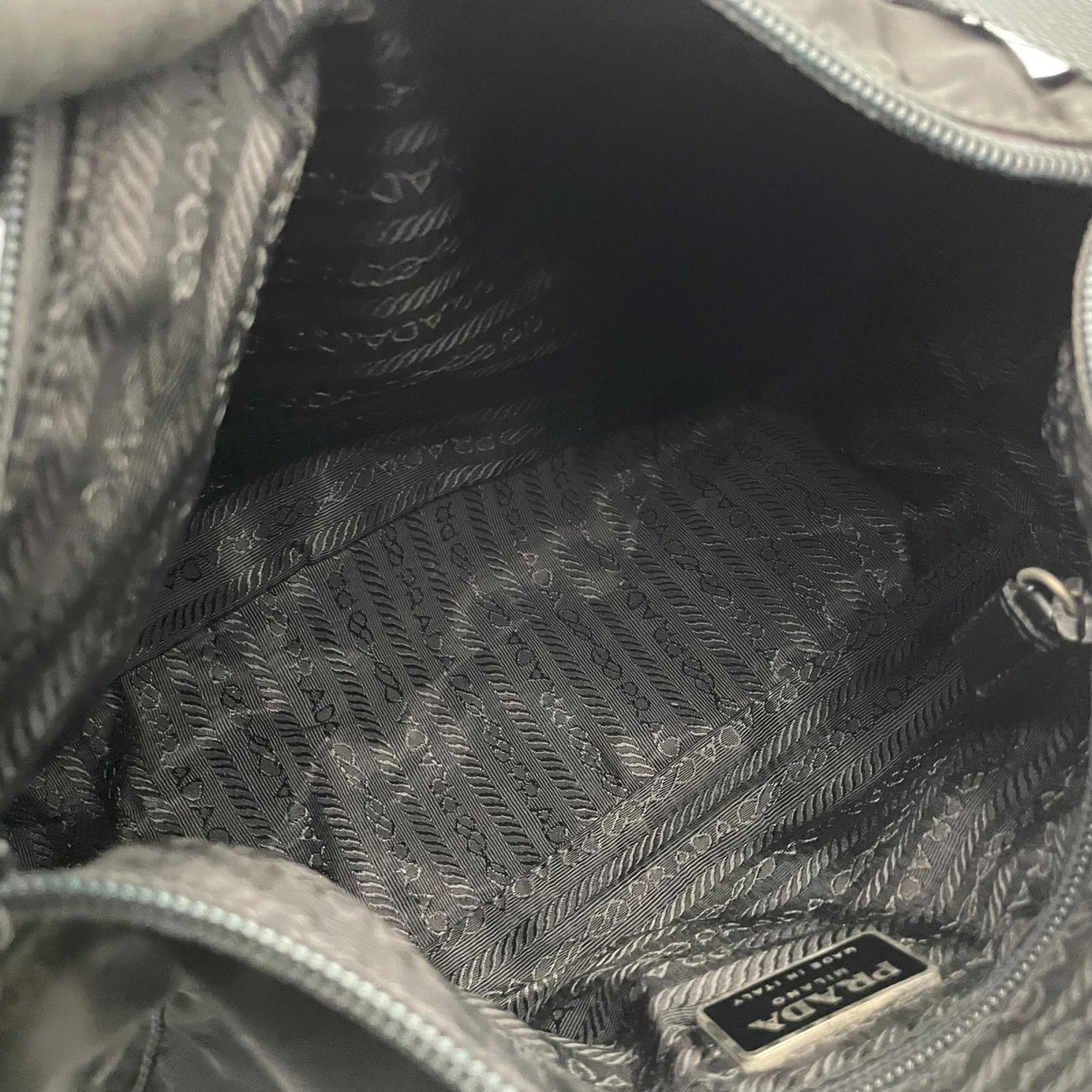PRADA プラダ バッグ 三角ロゴ ショルダーバッグ 斜め掛け 肩掛け ポシェット テスートナイロン レザー ブラック 黒 シルバー金具 エレガント クラシック スタイリッシュ カジュアル 上品 普段使い デイリー メンズ レディース 定番 E5