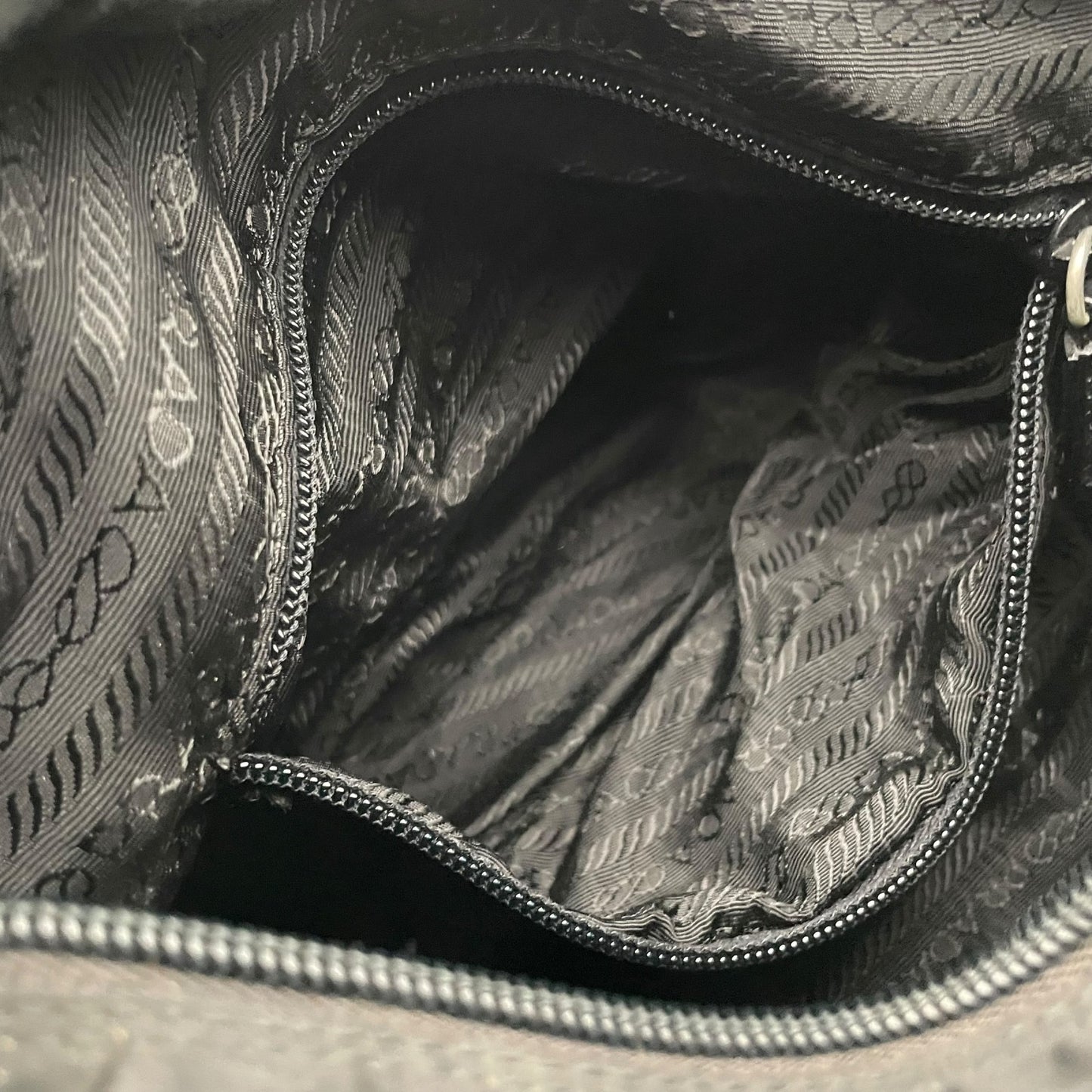 PRADA プラダ バッグ 三角ロゴ ショルダーバッグ 斜め掛け 肩掛け ポシェット テスートナイロン レザー ブラック 黒 シルバー金具 エレガント クラシック スタイリッシュ カジュアル 上品 普段使い デイリー メンズ レディース 定番 E5