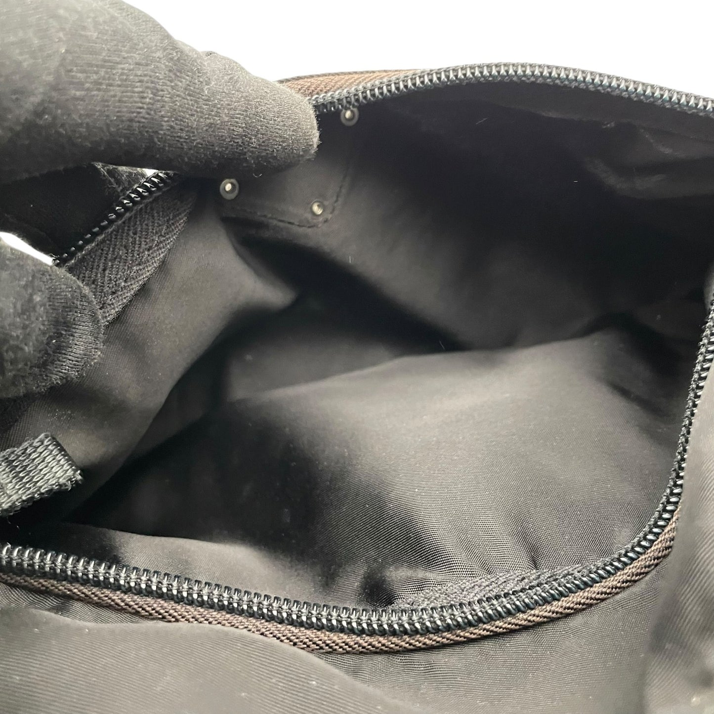 PRADA プラダ バッグ 三角ロゴ ショルダーバッグ 斜め掛け 肩掛け ポシェット テスートナイロン レザー ブラック 黒 シルバー金具 エレガント クラシック スタイリッシュ カジュアル 上品 普段使い デイリー メンズ レディース 定番 E5