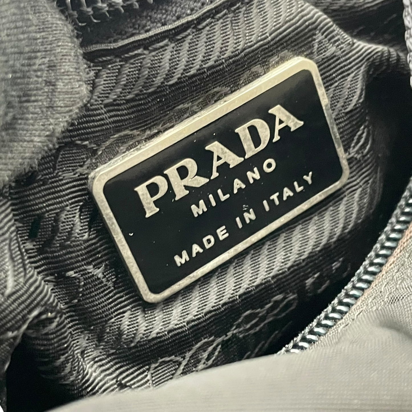 PRADA プラダ バッグ 三角ロゴ ショルダーバッグ 斜め掛け 肩掛け ポシェット テスートナイロン レザー ブラック 黒 シルバー金具 エレガント クラシック スタイリッシュ カジュアル 上品 普段使い デイリー メンズ レディース 定番 E5