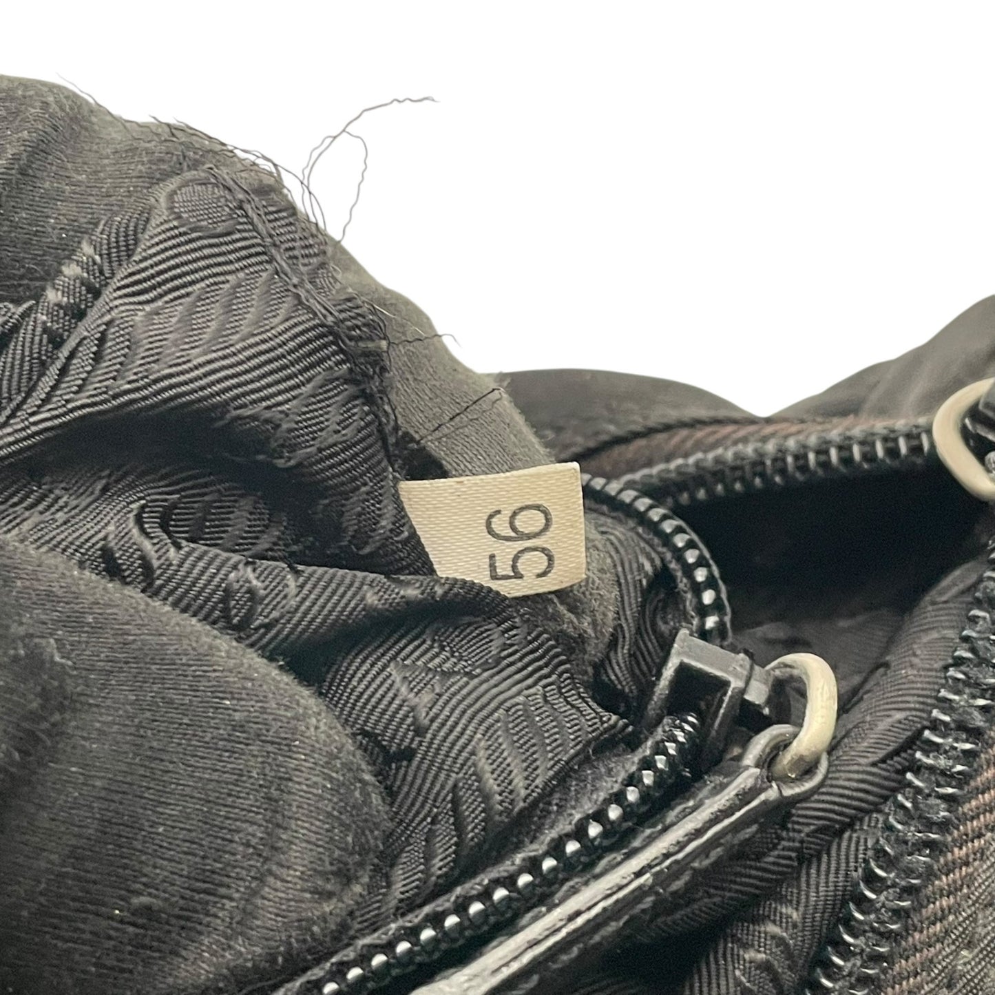 PRADA プラダ バッグ 三角ロゴ ショルダーバッグ 斜め掛け 肩掛け ポシェット テスートナイロン レザー ブラック 黒 シルバー金具 エレガント クラシック スタイリッシュ カジュアル 上品 普段使い デイリー メンズ レディース 定番 E5