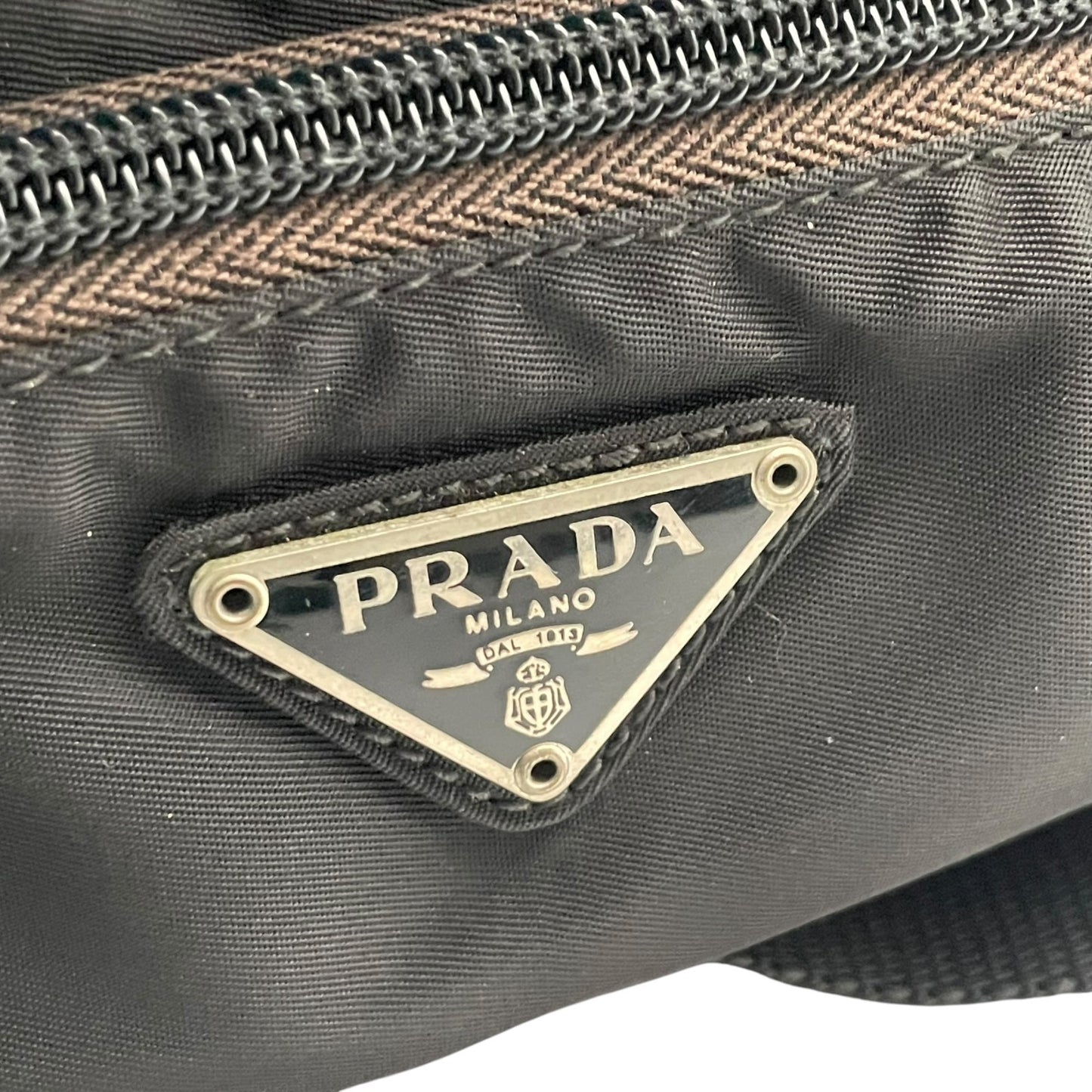 PRADA プラダ バッグ 三角ロゴ ショルダーバッグ 斜め掛け 肩掛け ポシェット テスートナイロン レザー ブラック 黒 シルバー金具 エレガント クラシック スタイリッシュ カジュアル 上品 普段使い デイリー メンズ レディース 定番 E5